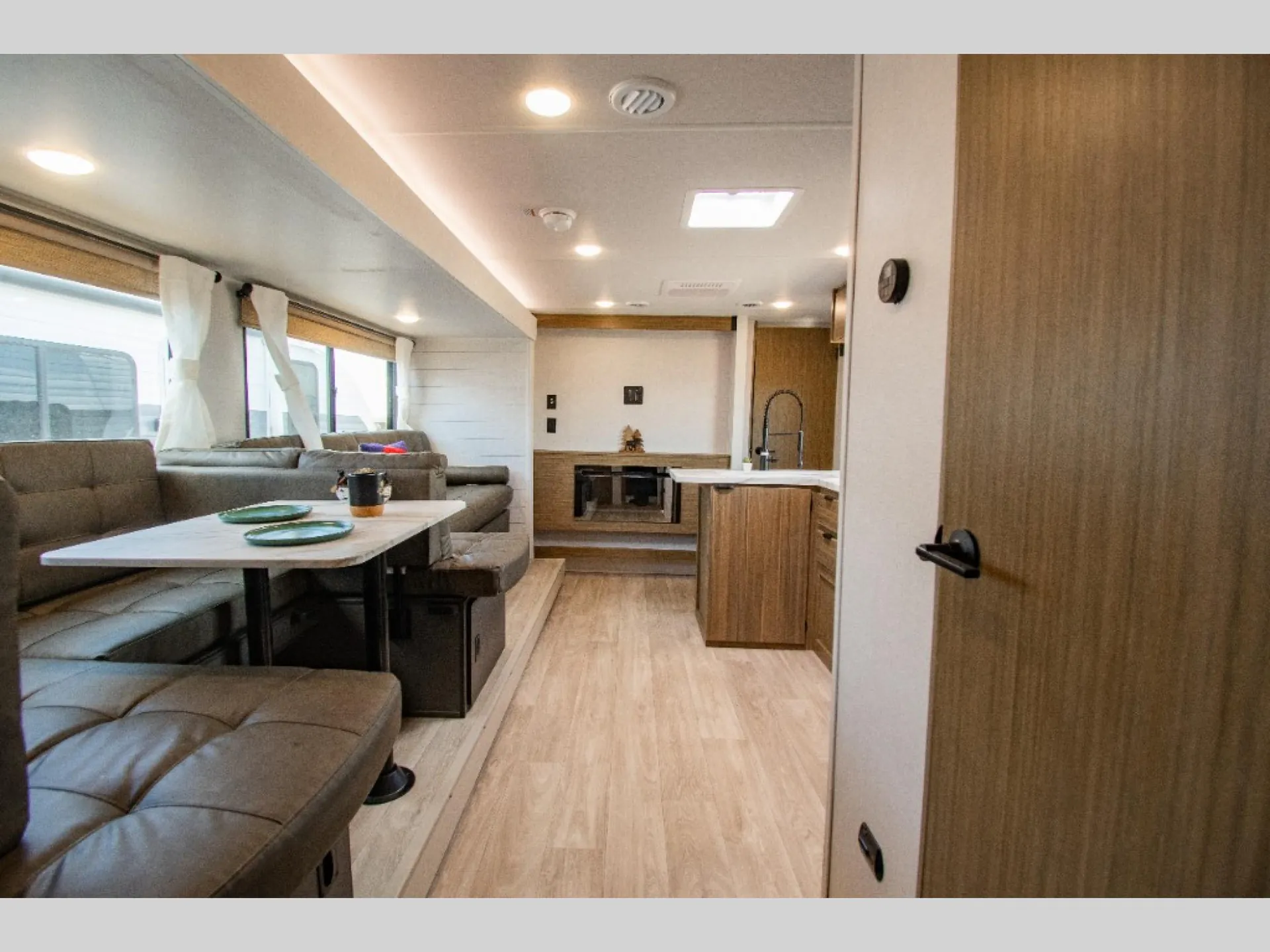 2027 Forest River RV WILDWOOD X-LITE 273QBXL — Photo 6