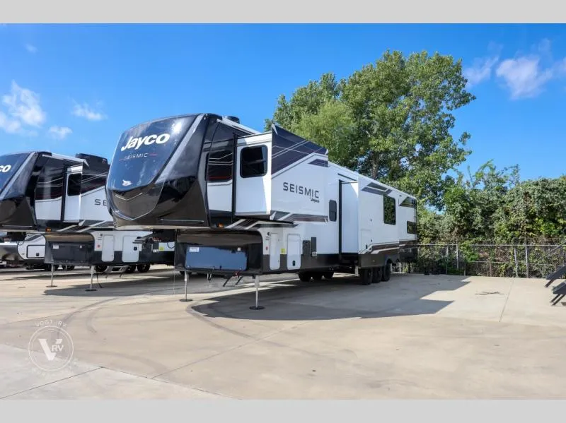 2026 Jayco Seismic 395 - Photo 4