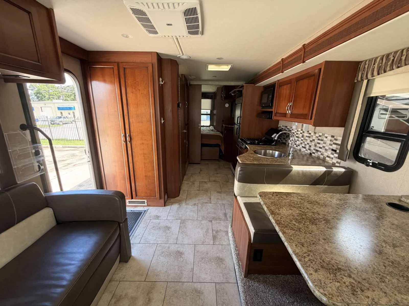 2016 Fleetwood FLAIR 30U - Photo 4