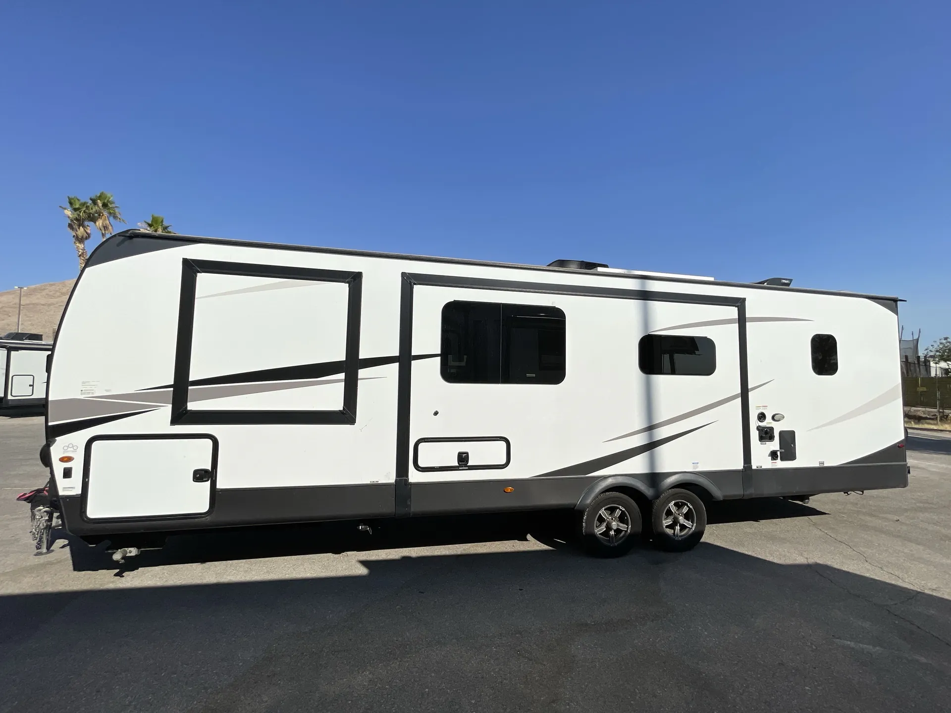 2023 Forest River Rockwood Ultra Lite 2706WS — off campside