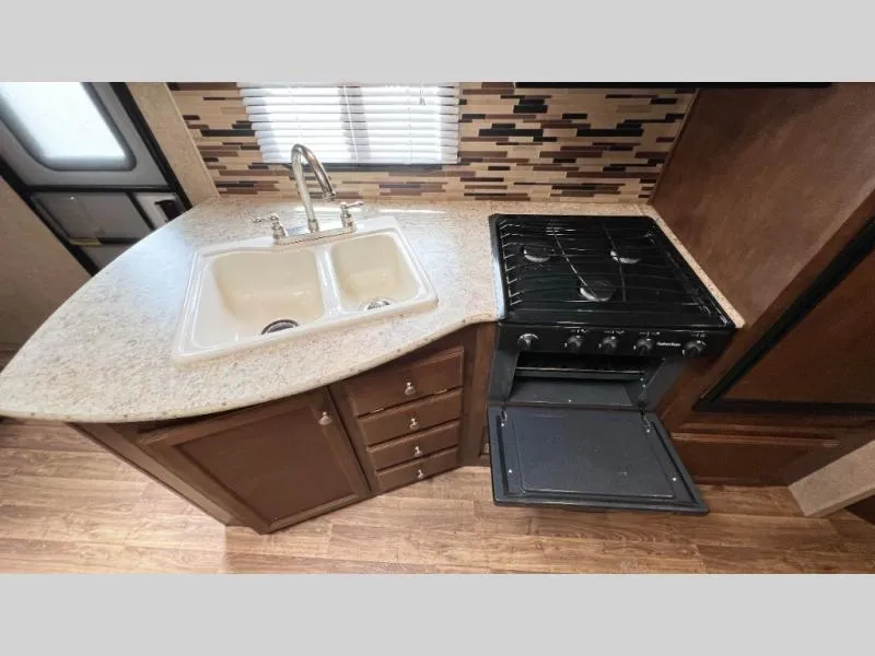 2016 Venture RV SportTrek 251VBH - Photo 2