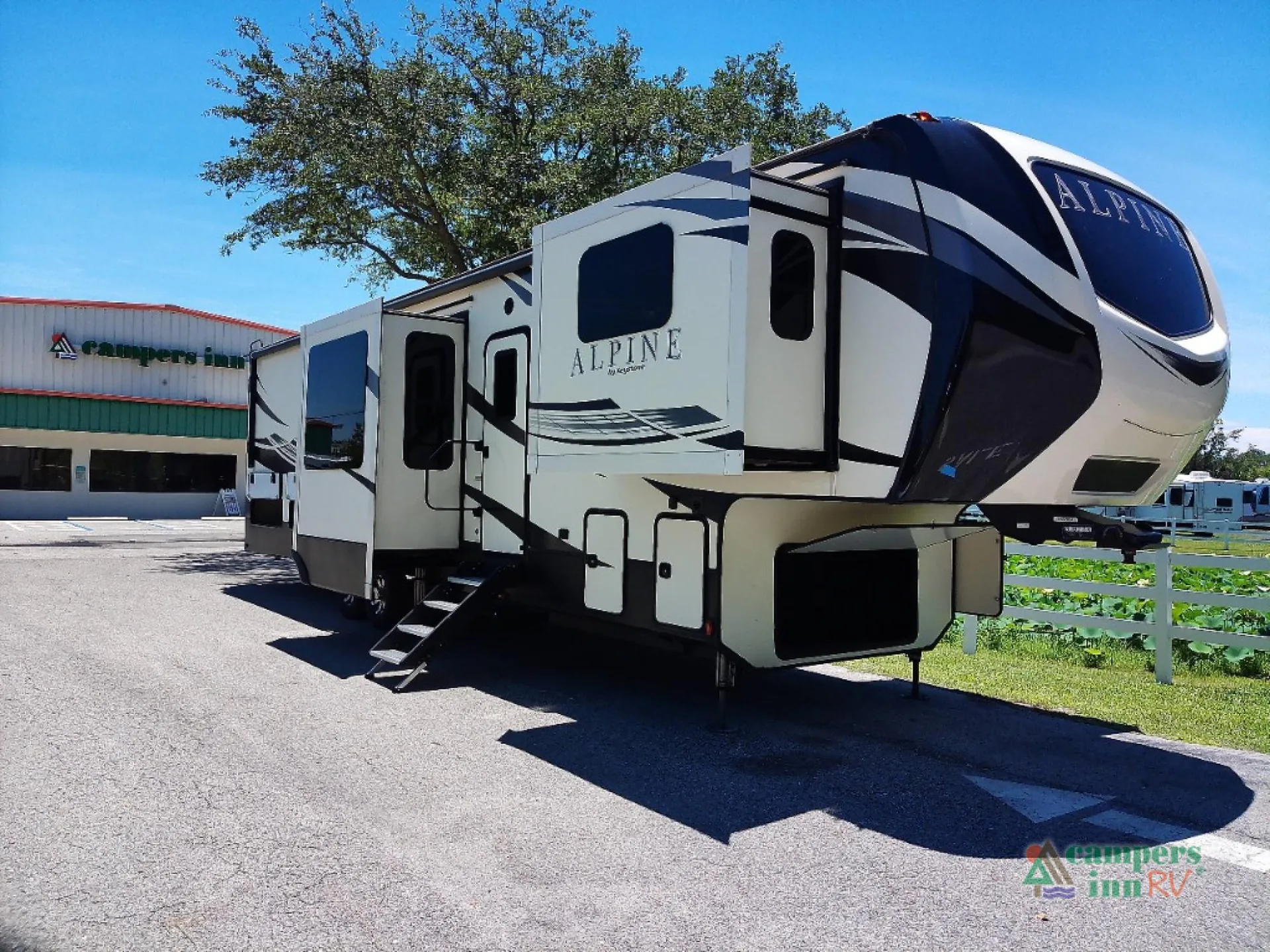 2019 Keystone Alpine 3701FL - Photo 2
