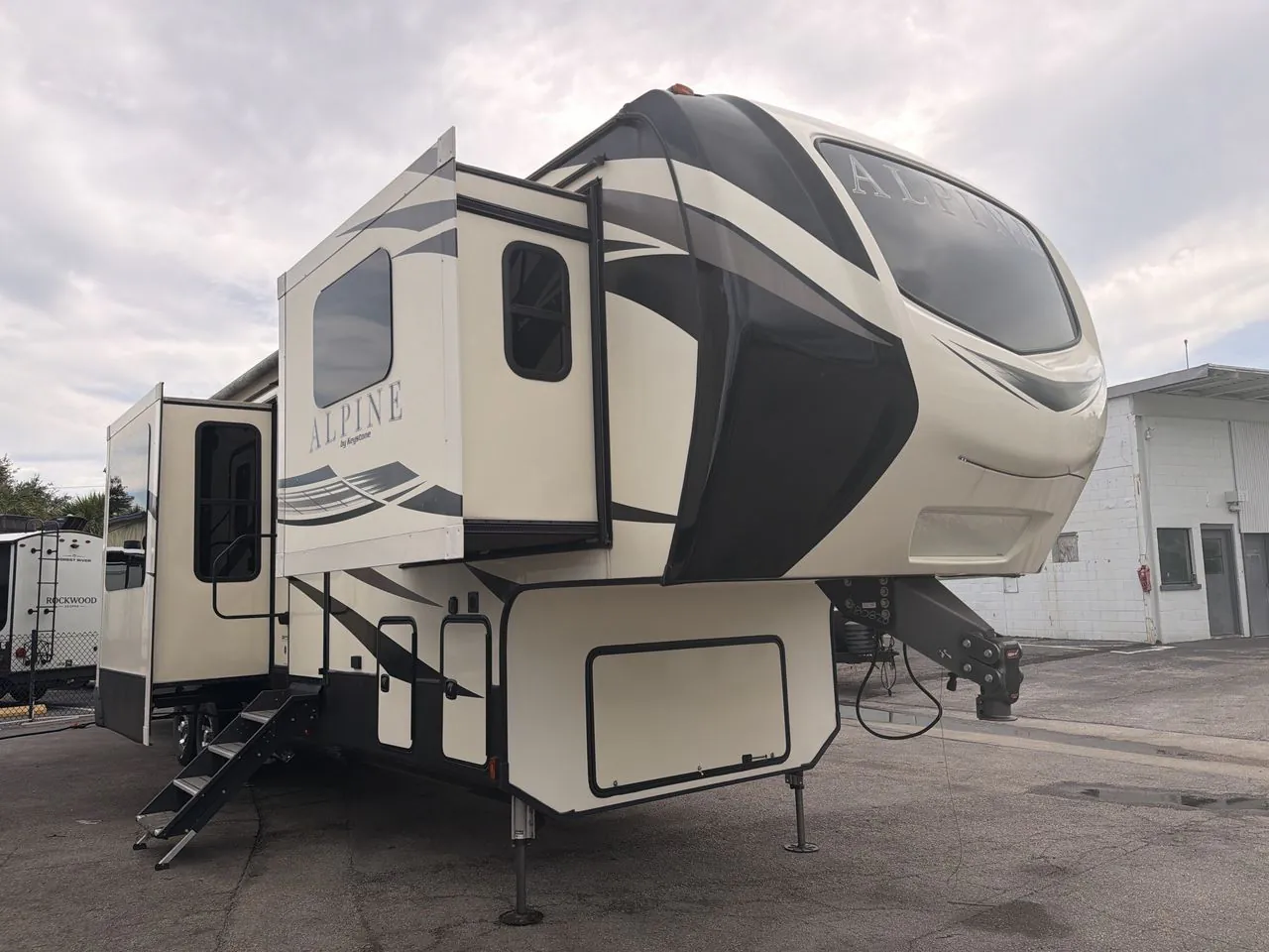 2019 Keystone Alpine 3700FL - Photo 2