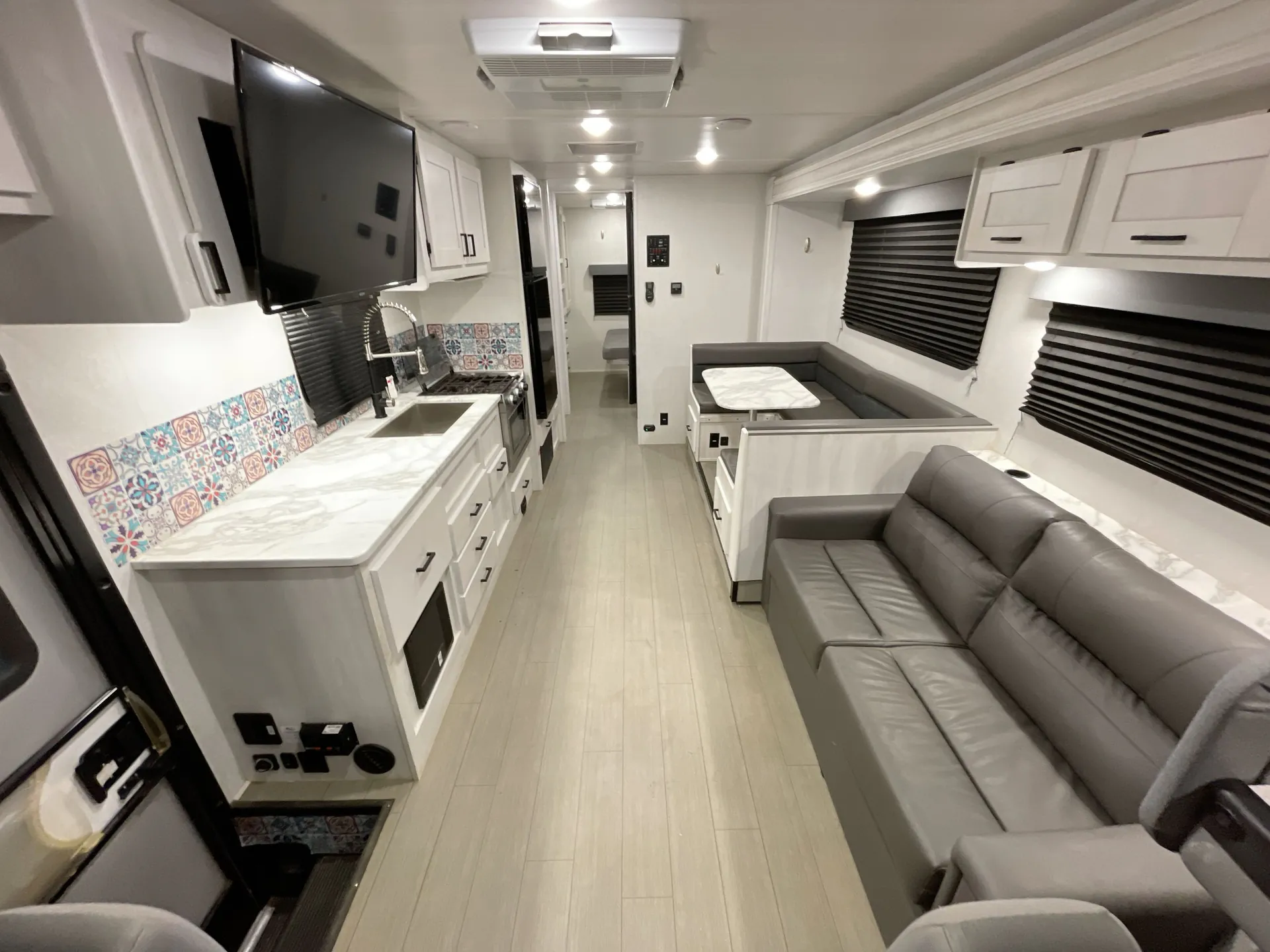2023 East to West Entrada 2900DS — cabinet