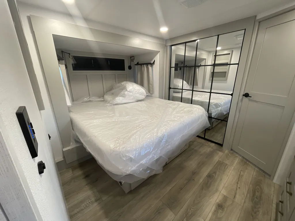 2026 Brinkley Model G 4150, Photos photo 23