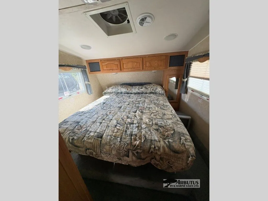 2005 Forest River Wildcat 27RL, Photos photo 3