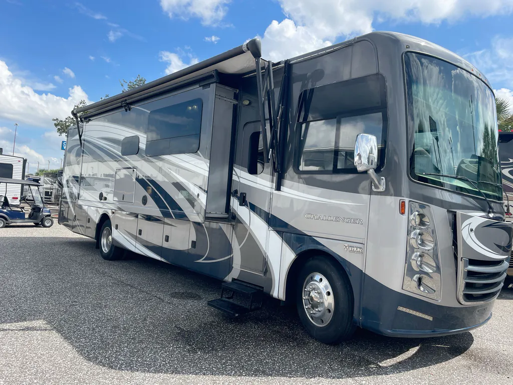 2017 Thor Motor Coach Challenger 37YT, Photos photo 5