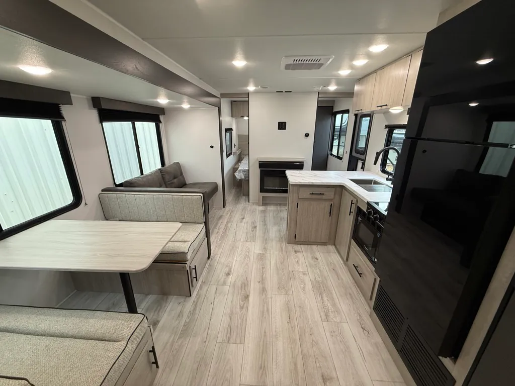 2027 East to West Della Terra 280BH, Photos photo 16