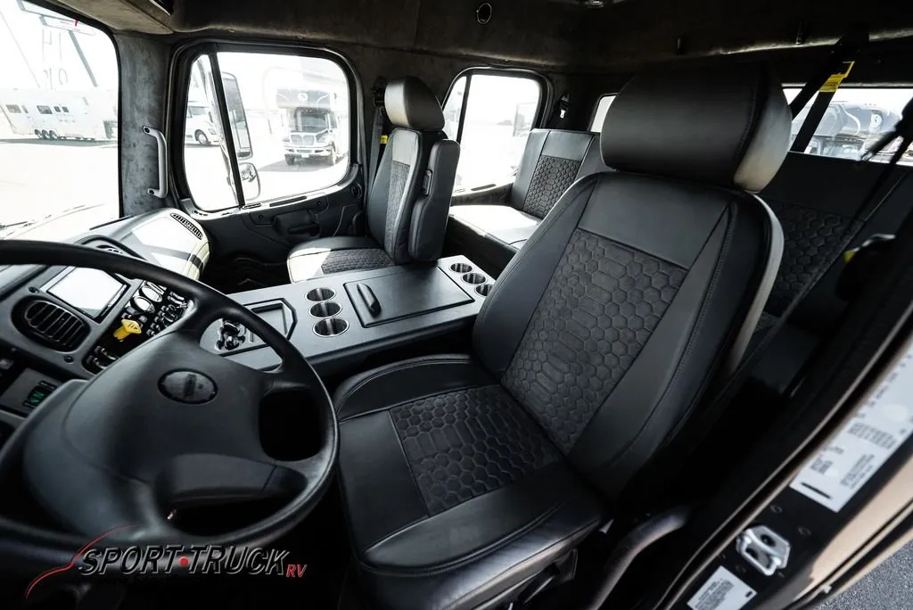 2019 Freightliner® Sedona Edition Freightliner® - Photo 2