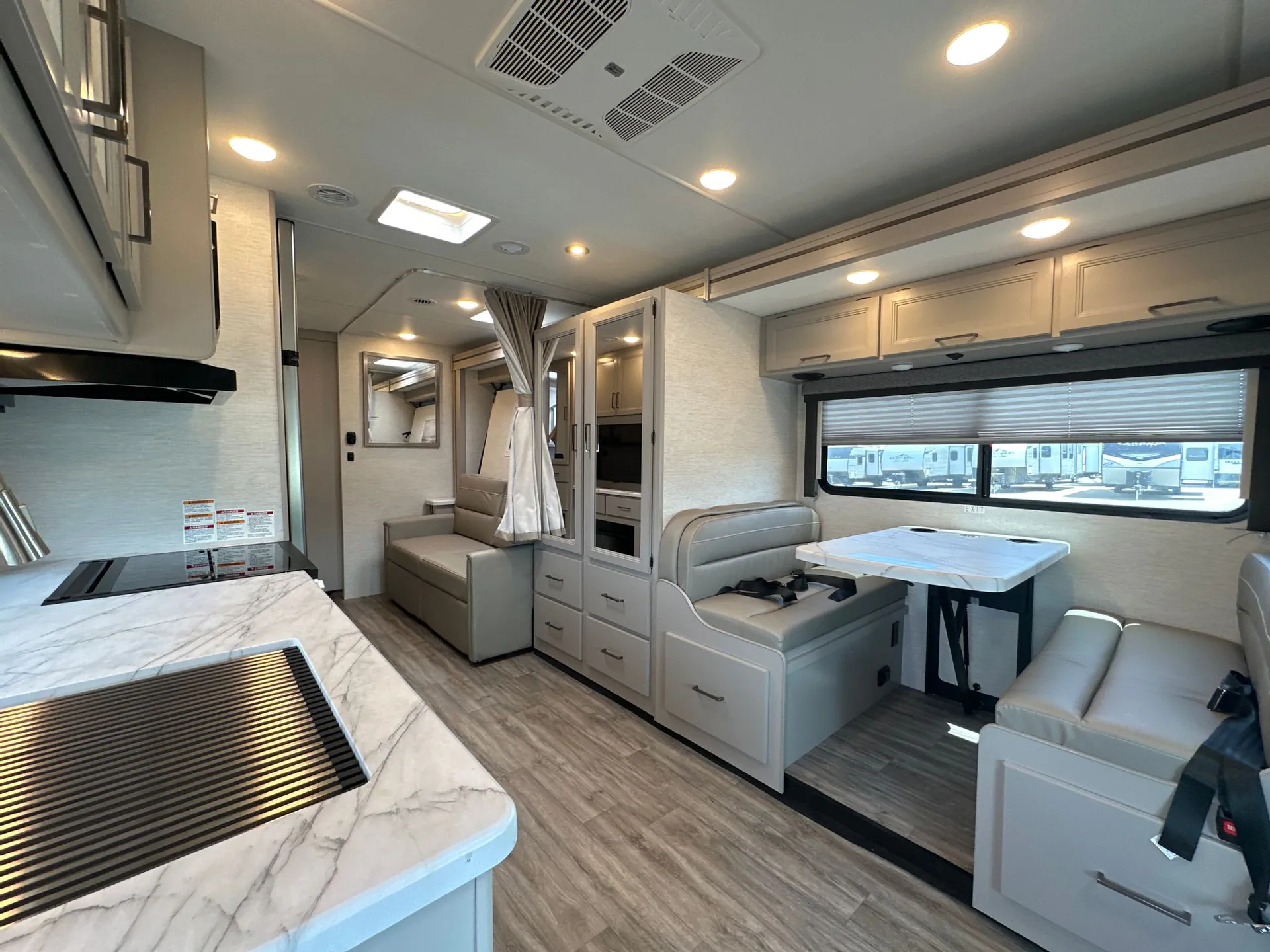 2025 Thor Motor Coach Coleman 27CL - Photo 4