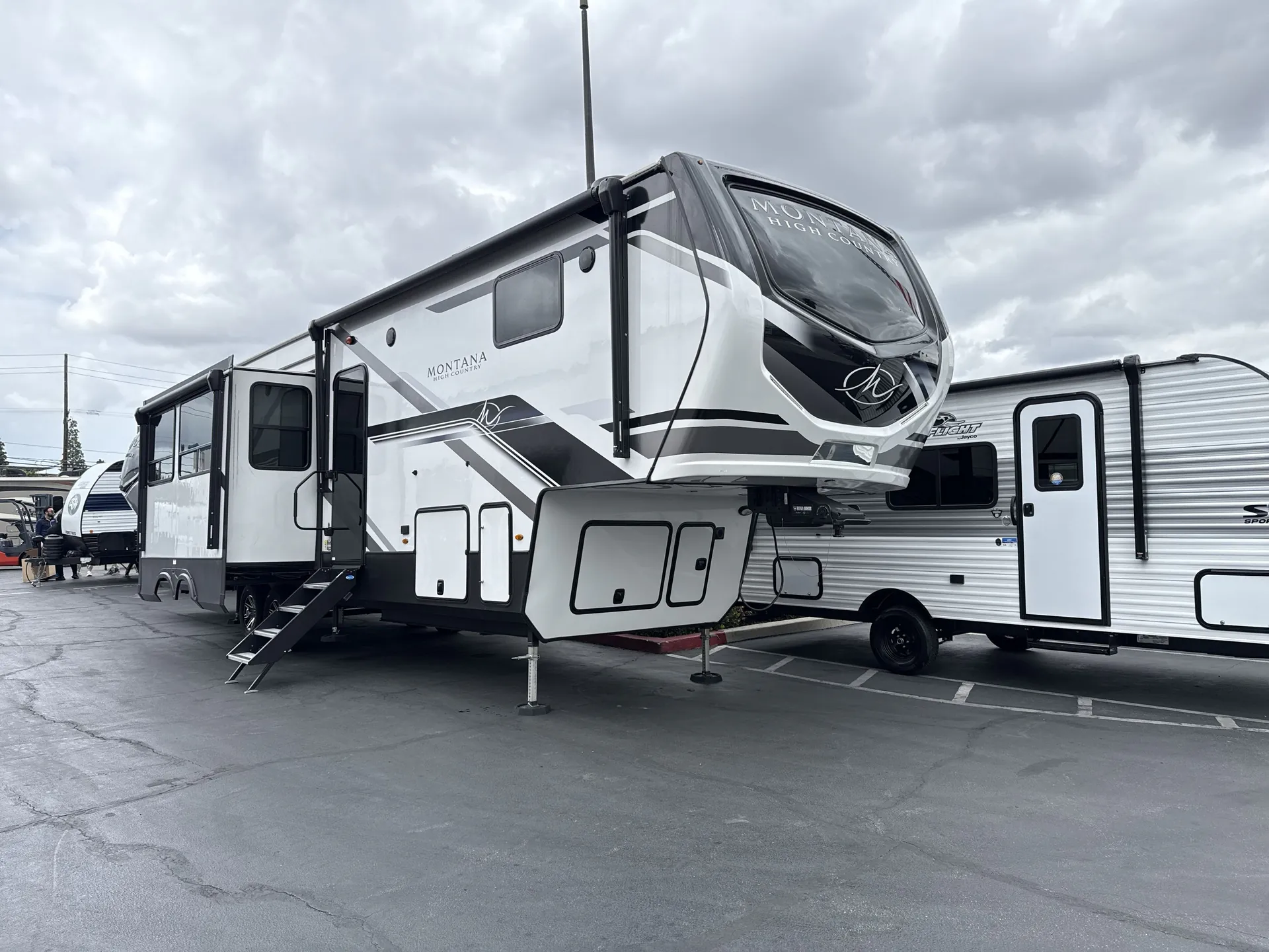 2024 Keystone Montana High Country 389BH - Photo 2