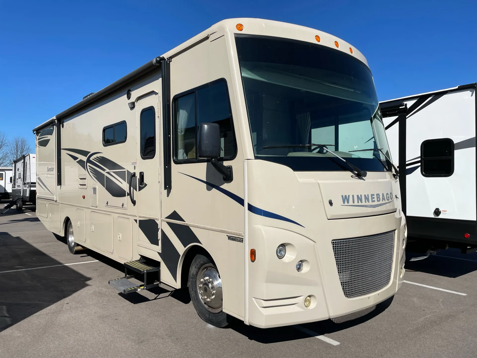 2018 Winnebago Sunstar 32YE - Photo 2