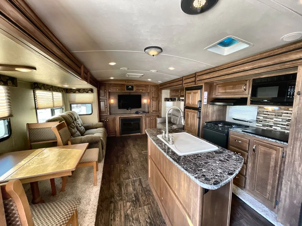 2015 Keystone Laredo 314RE - Photo 3