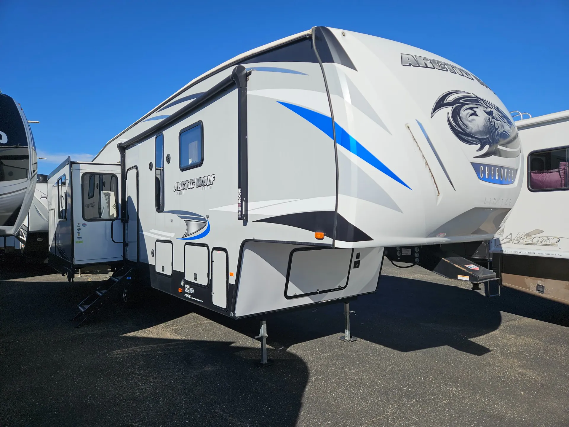 2021 Forest River Cherokee Arctic Wolf 3550 SUITE - Photo 2
