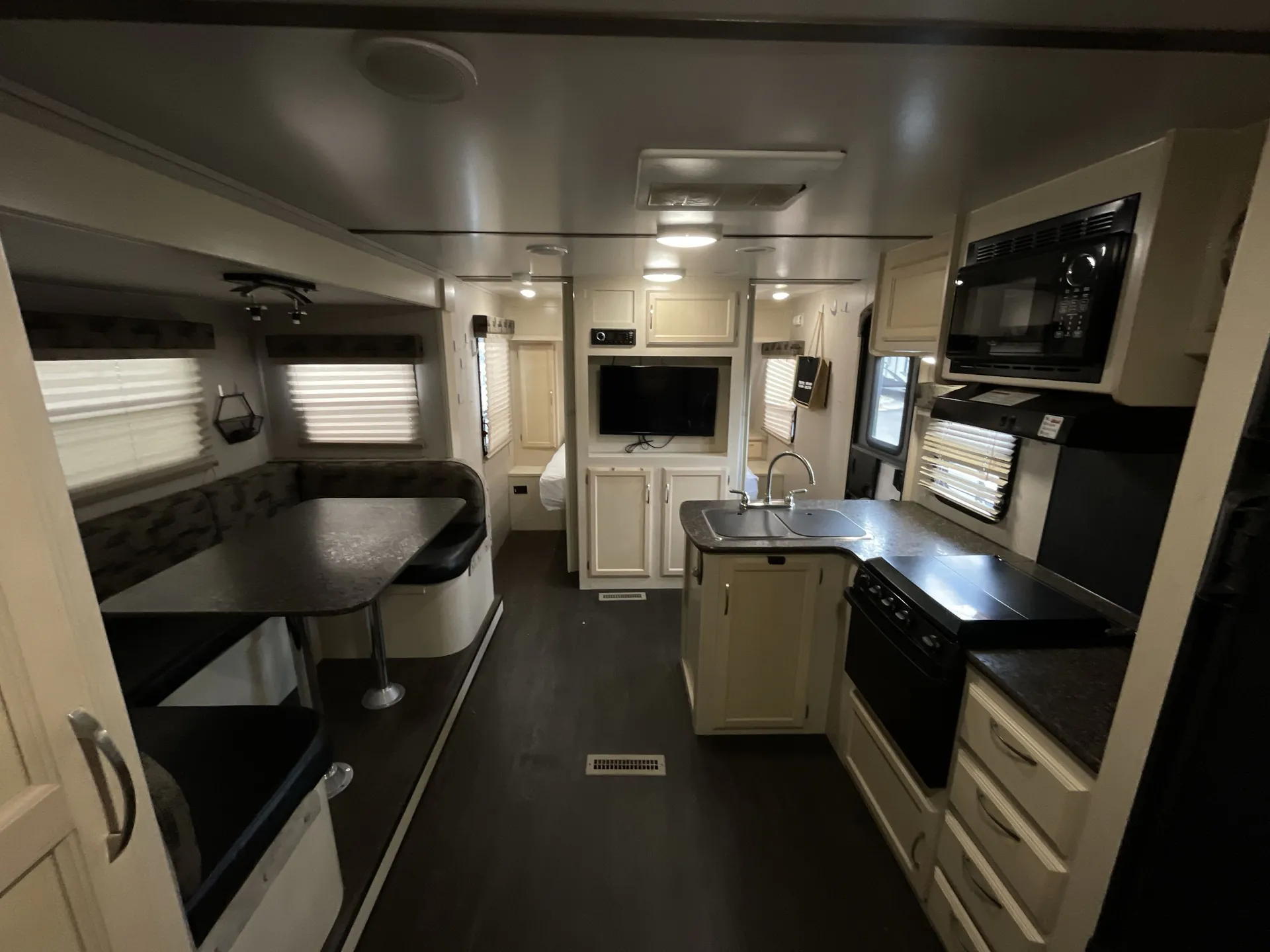 2018 Winnebago Minnie 2455BHS — living area main