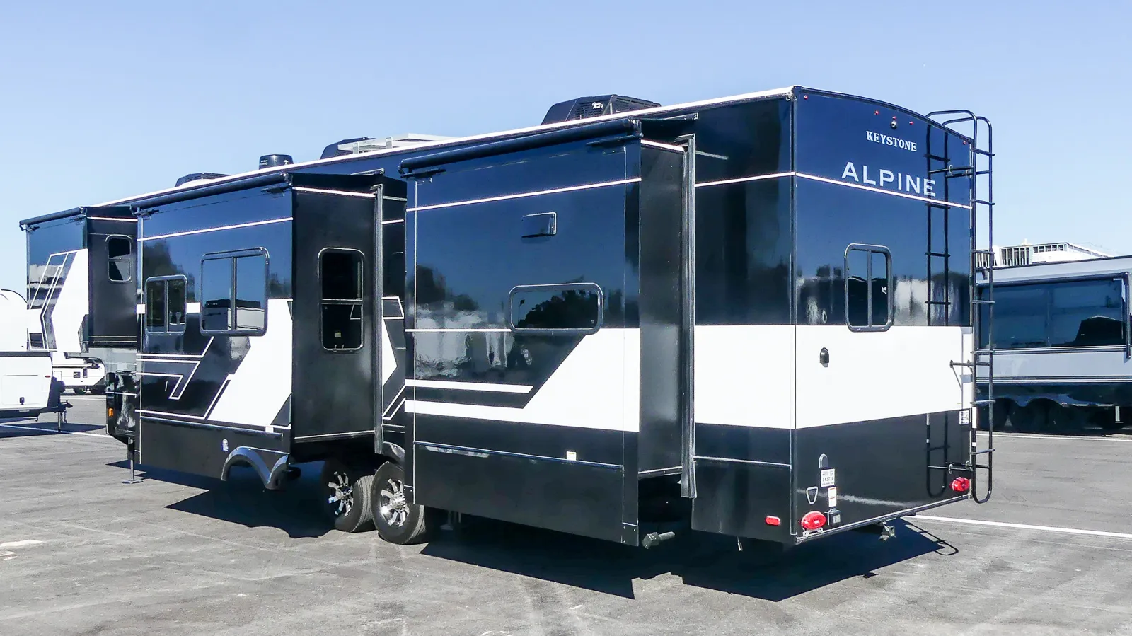 2026 Keystone Alpine Avalanche Edition 366LS - Photo 4