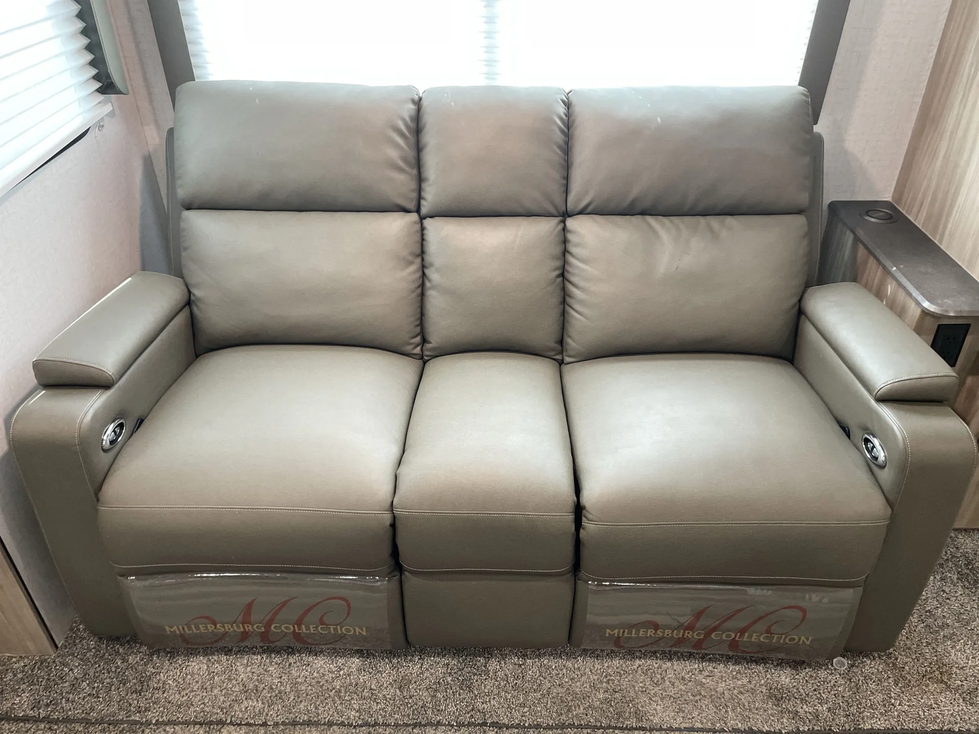 2022 Winnebago Minnie 2529RG — living area main