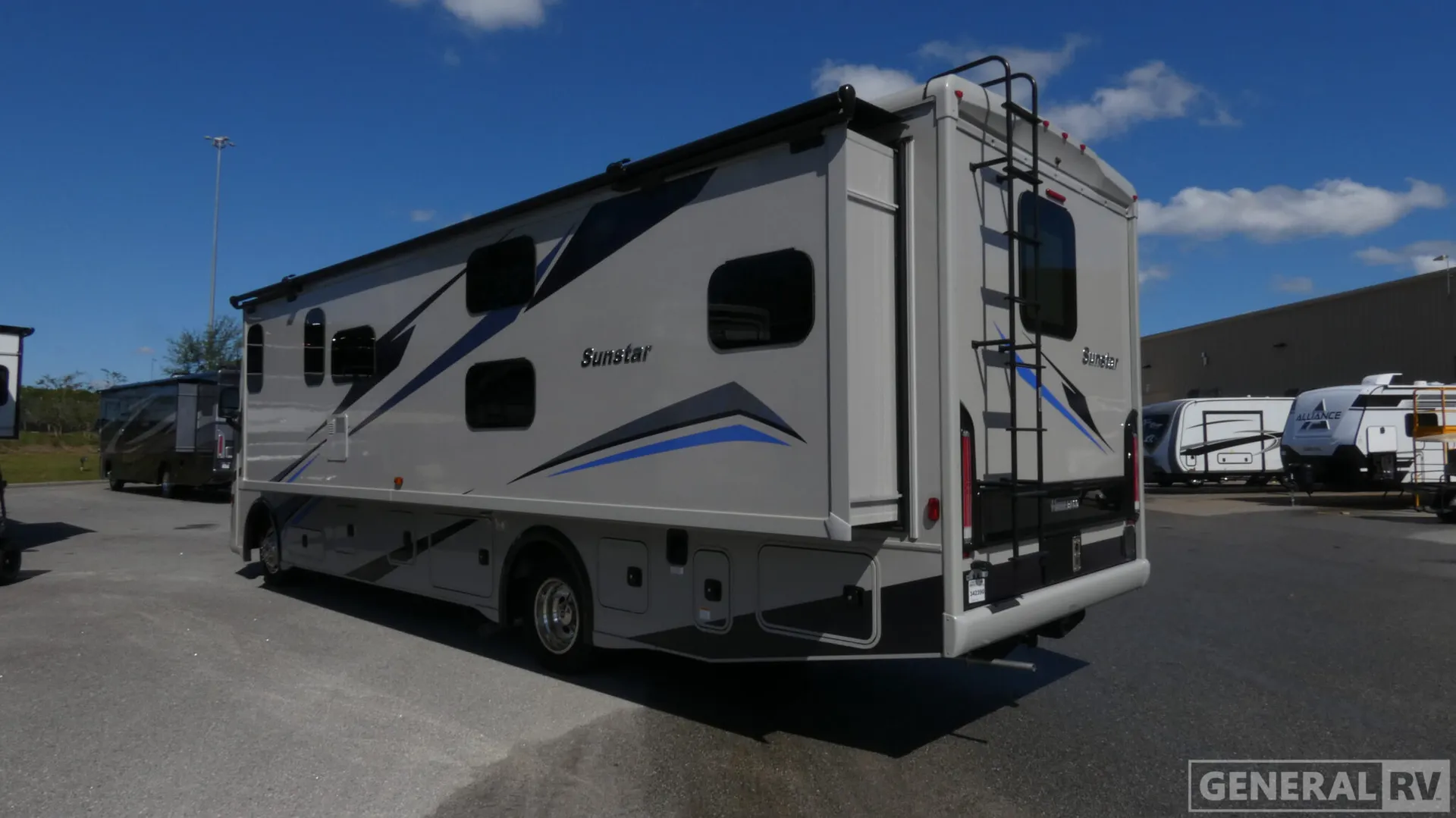 2025 Winnebago Sunstar 31B - Photo 4