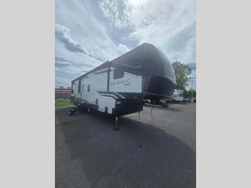 2027 Jayco SEISMIN 359 - Photo 2