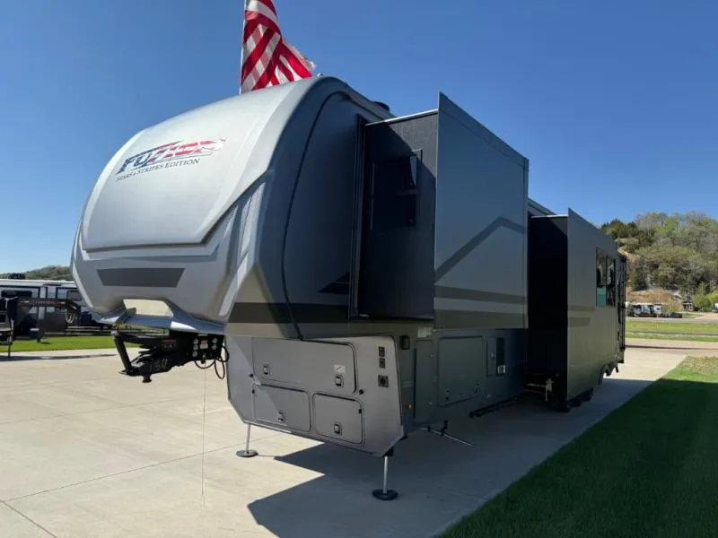 2025 Keystone Fuzion 440 - Photo 3