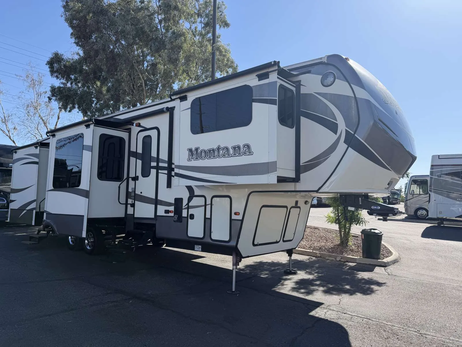 2016 Keystone Montana 3711 - Photo 2