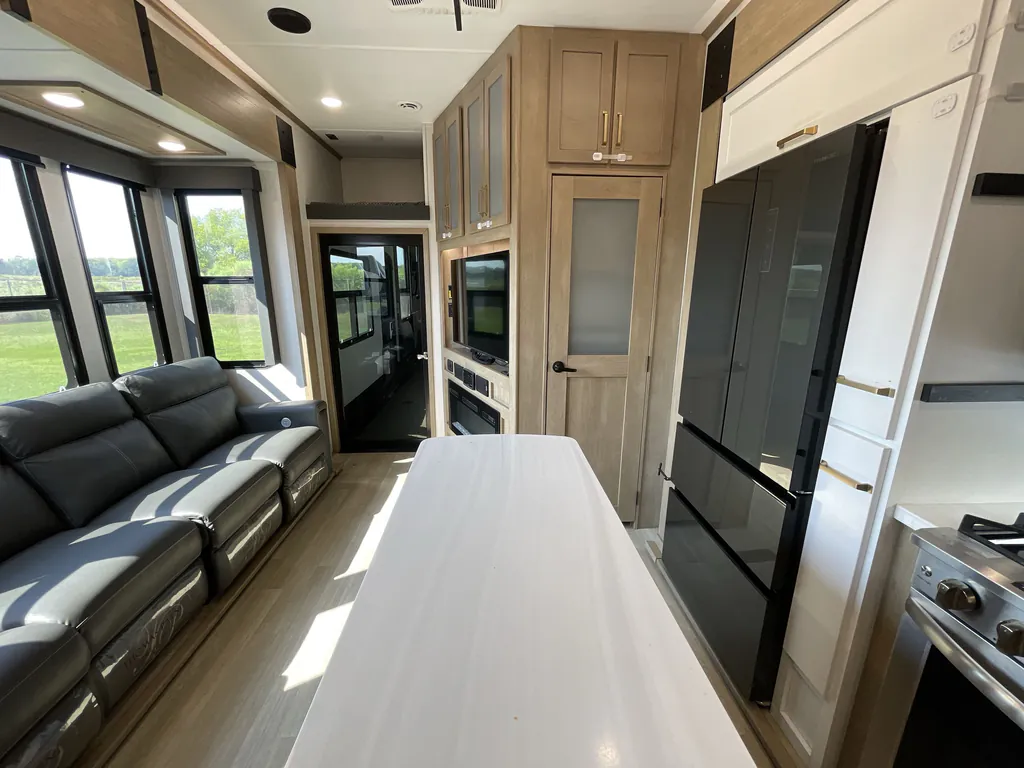 2025 Keystone Raptor 415, Photos photo 2