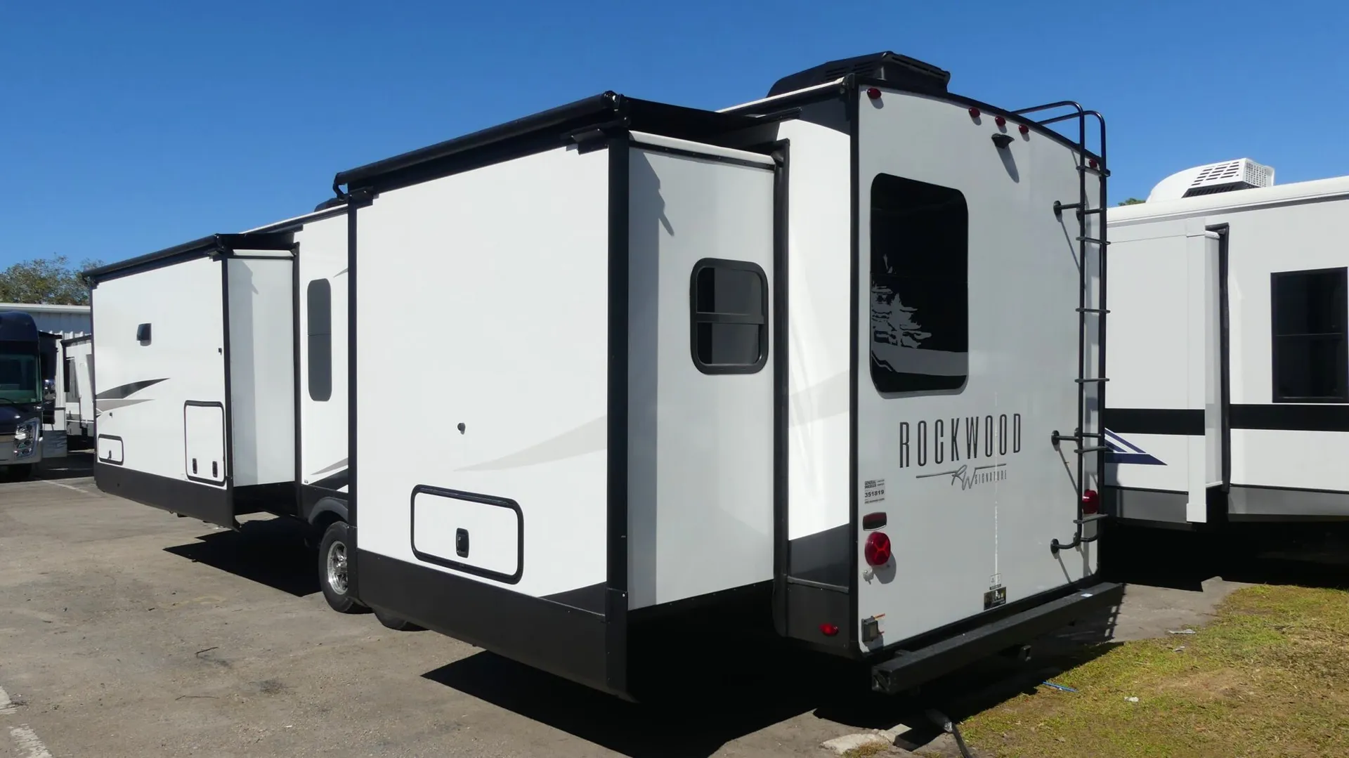 2025 Forest River Rockwood Signature 8339FK - Photo 4
