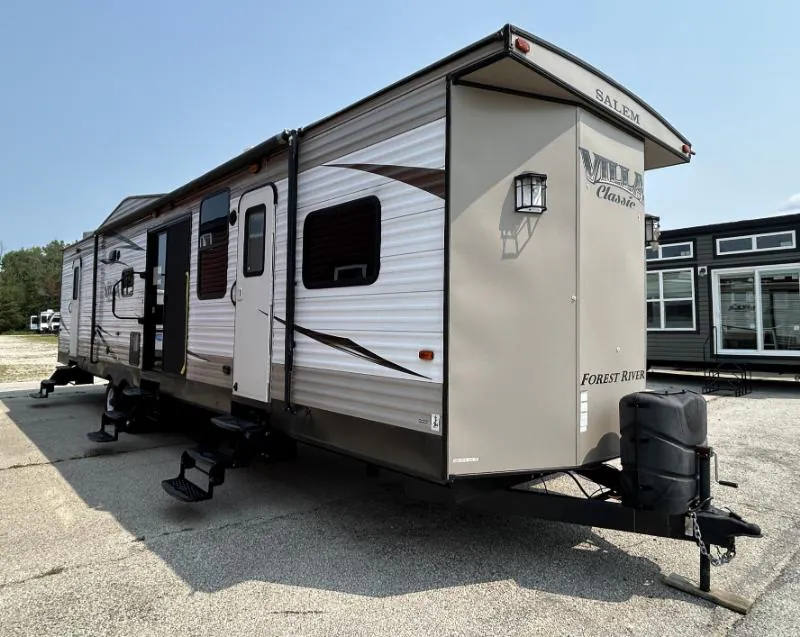 2018 Forest River Salem Villa 426-2B dealer photo 1 from Kunes RV