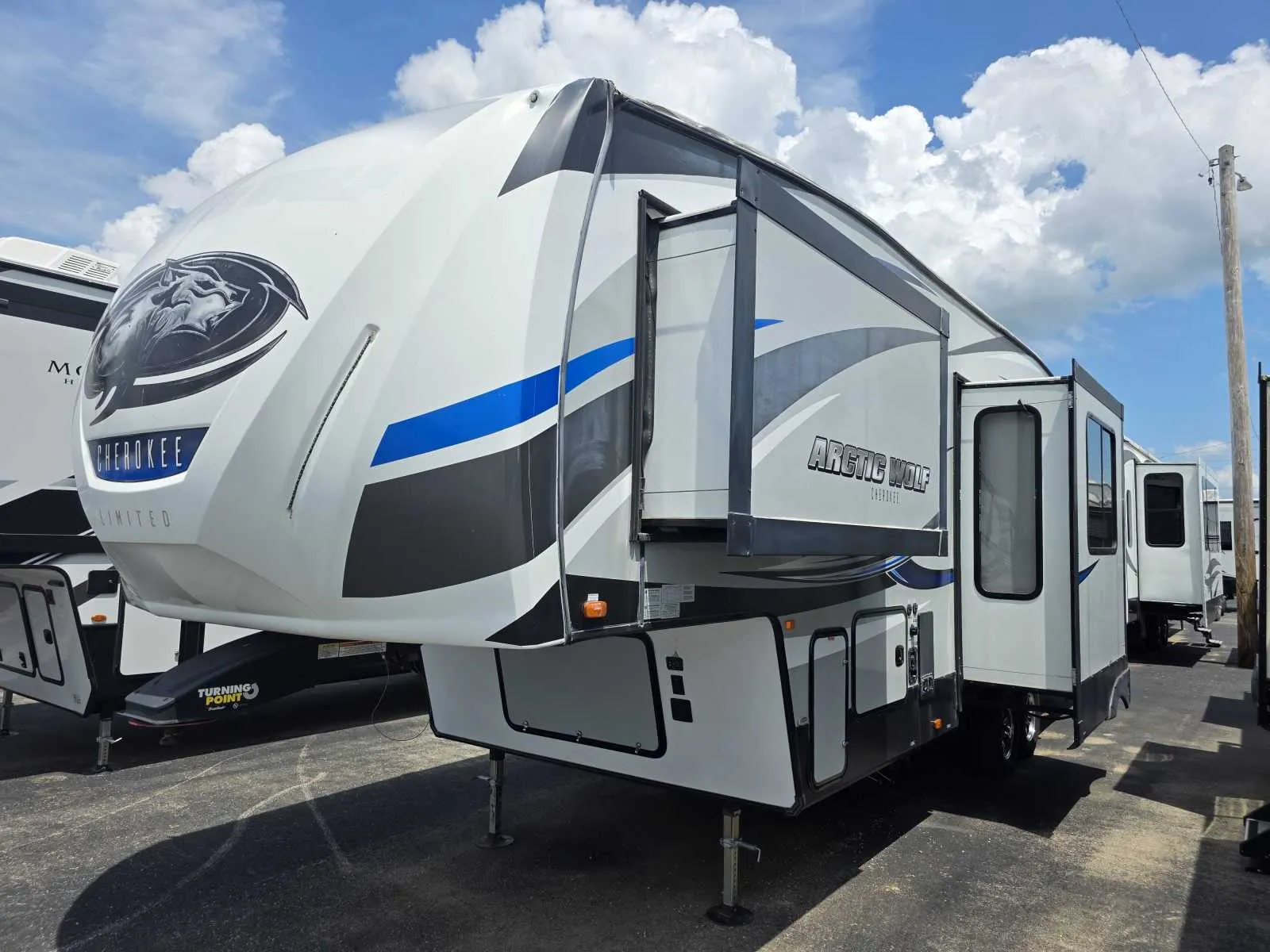 2019 Forest River Cherokee Arctic Wolf 305ML6 - Photo 4