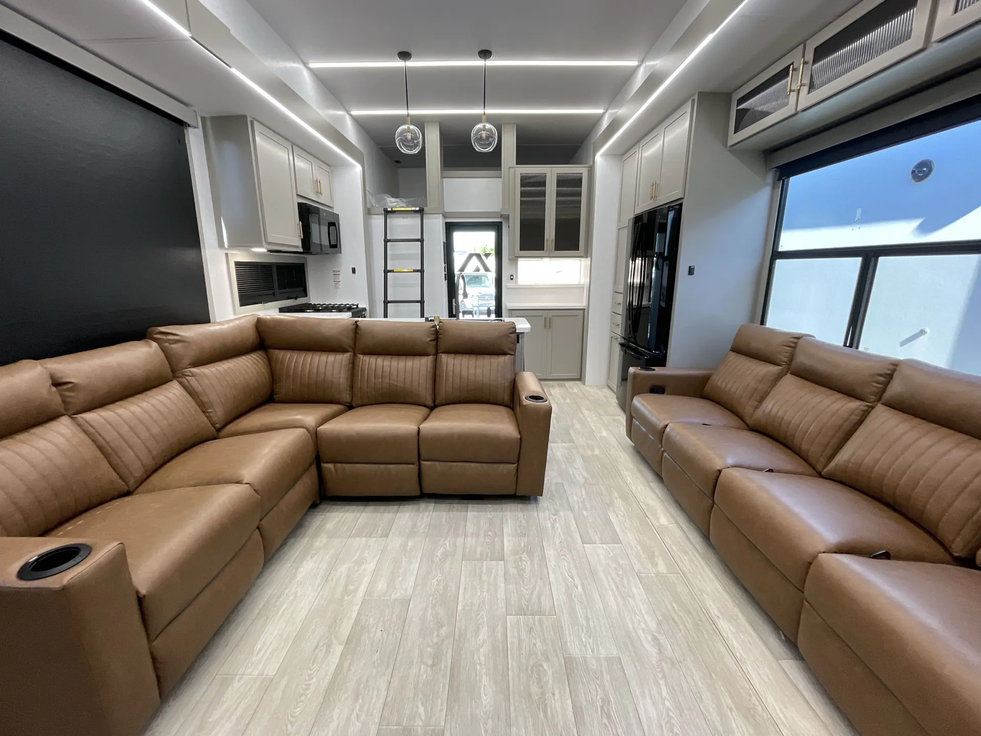 2027 Axiom Vendetta V4250SP — living area main