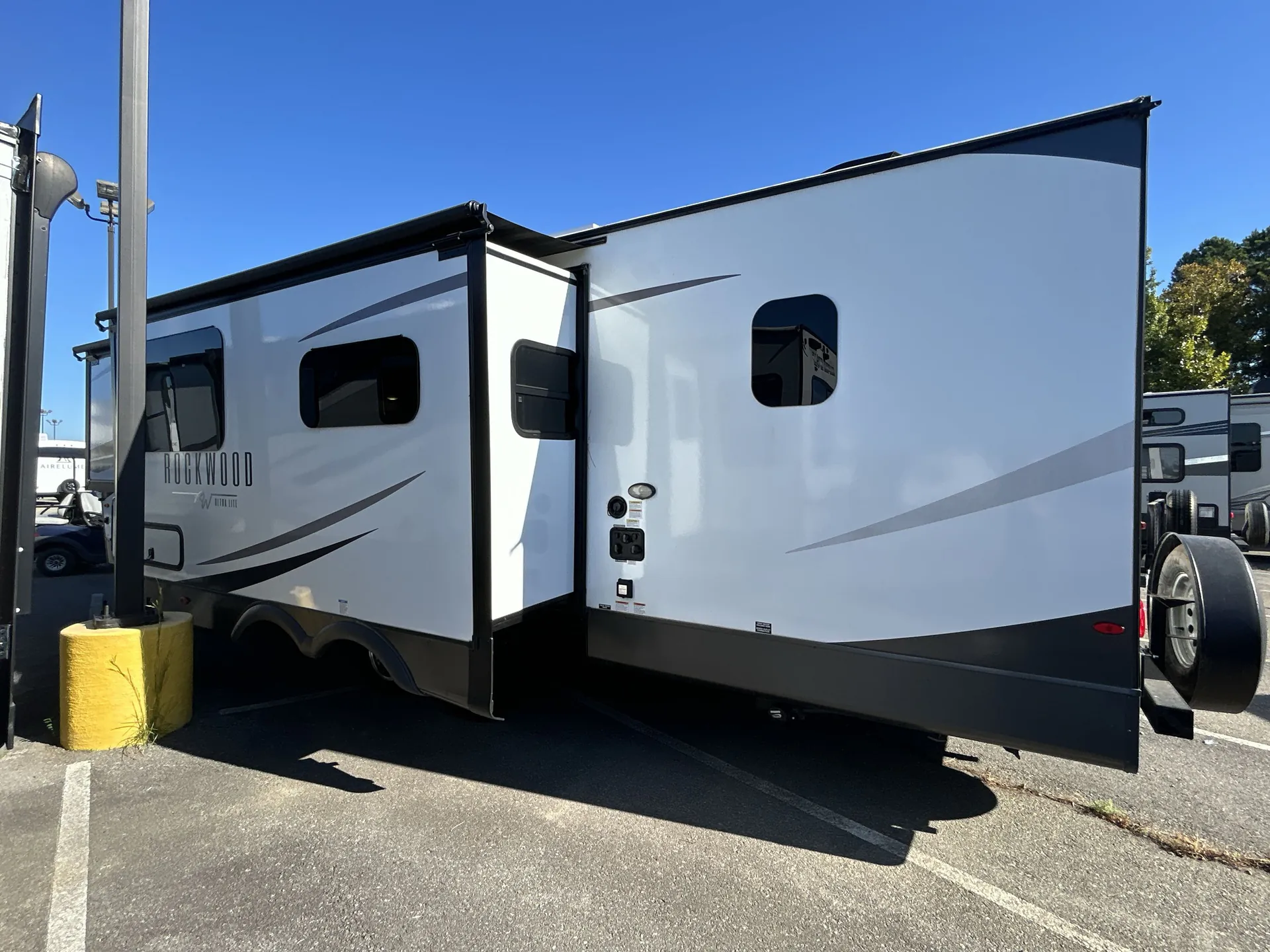 2024 Forest River Rockwood Ultra Lite 2706WS — off campside