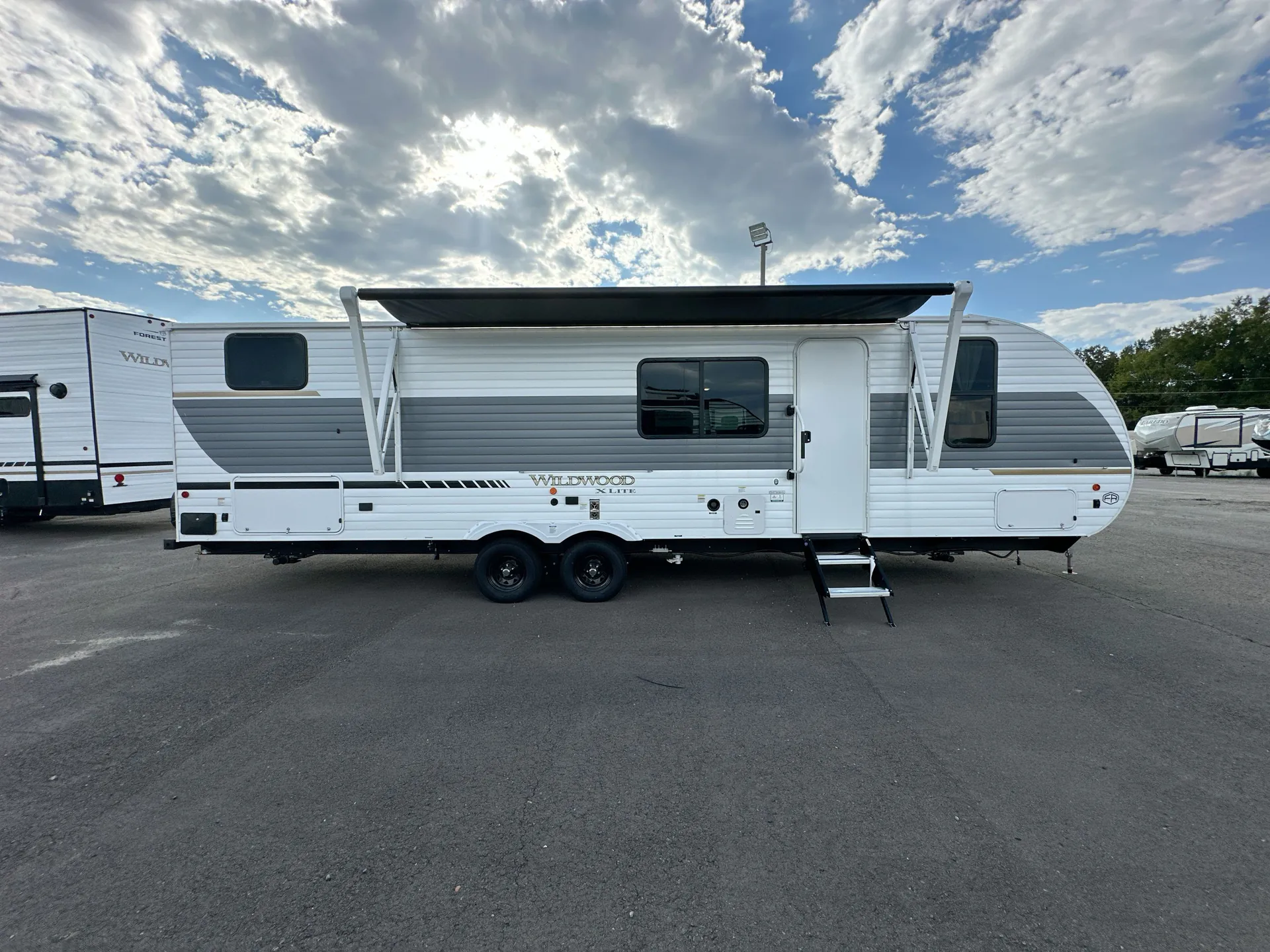 2027 Forest River Wildwood X-Lite 273QBXL — off campside