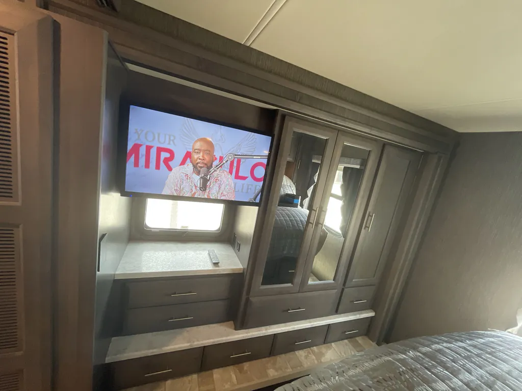 2021 Thor Motor Coach Challenger 35MQ, Photos photo 17