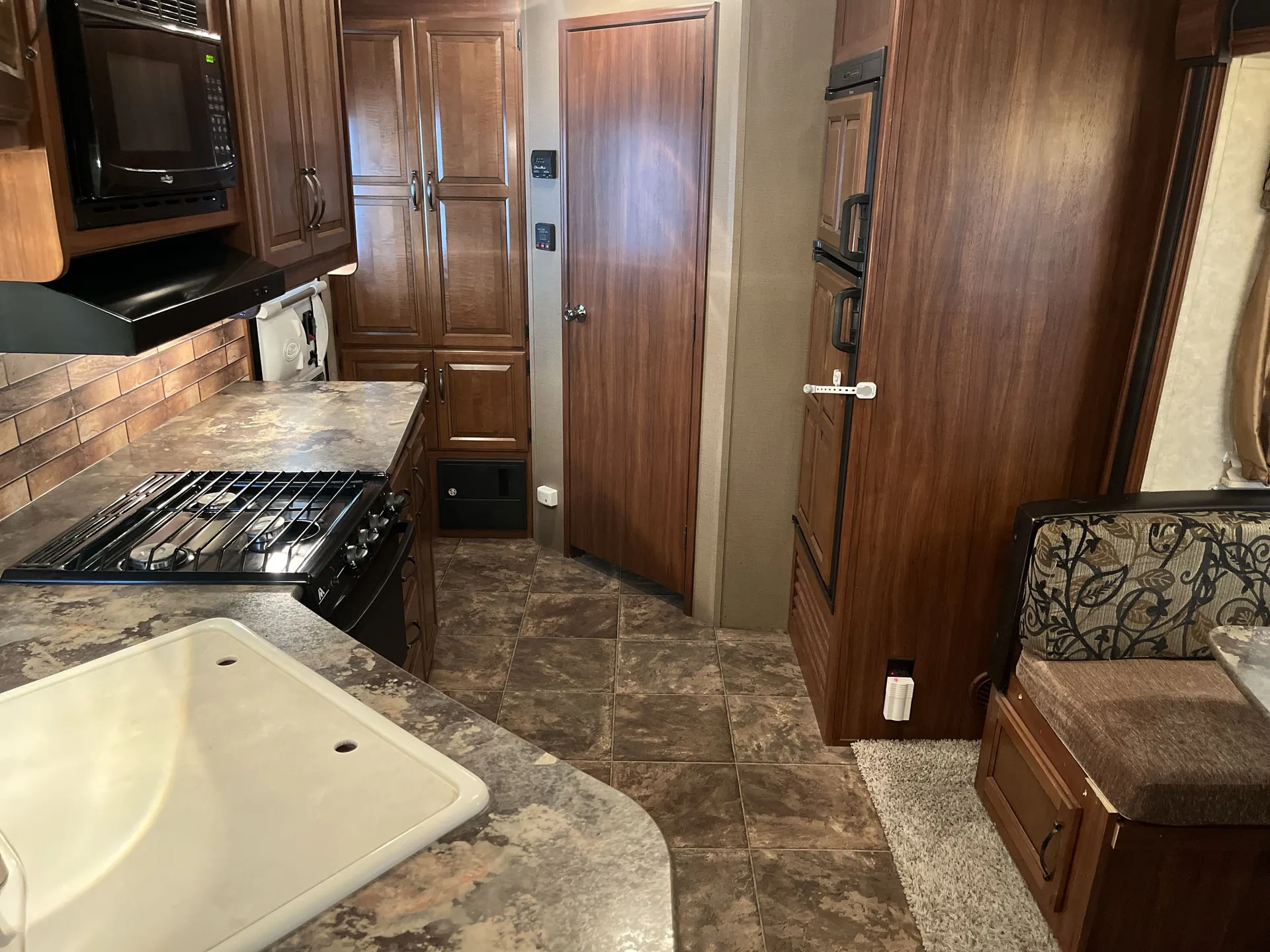 2014 Keystone Cougar Half-Ton 21RBSWE — living area main