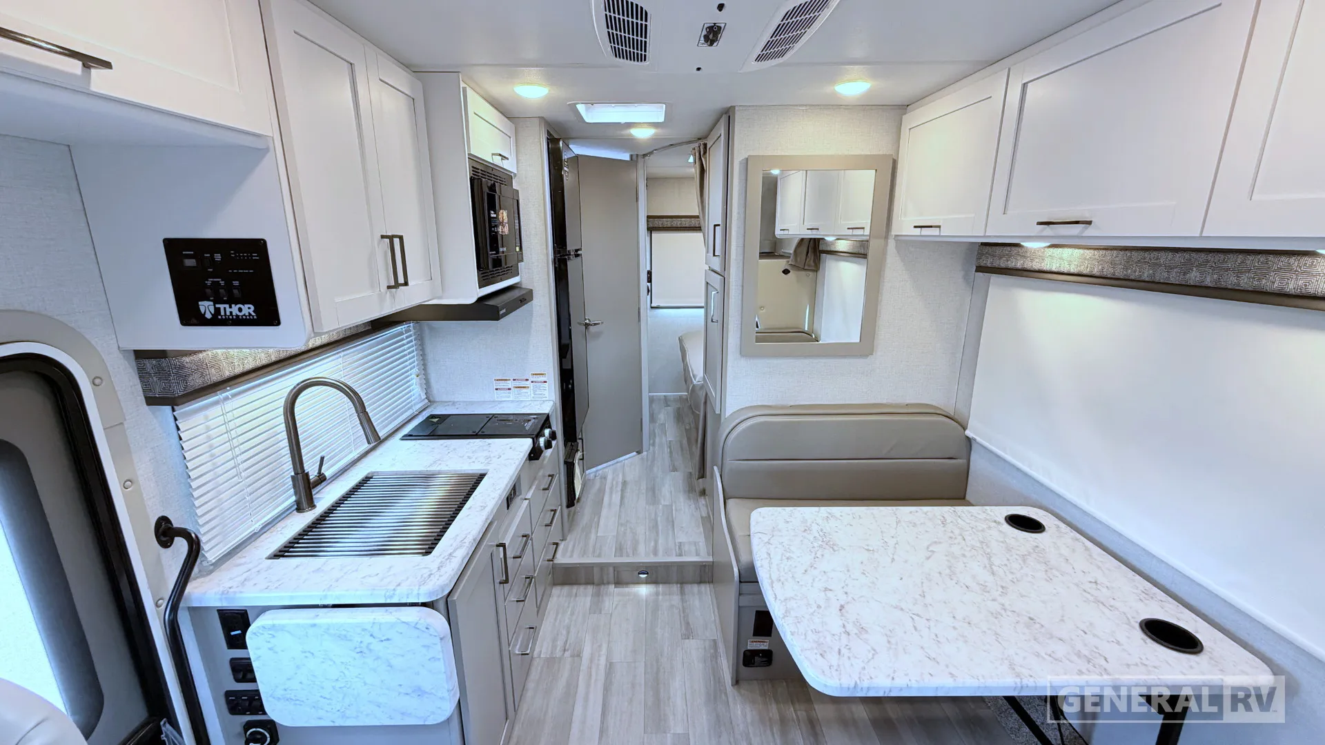 2026 Thor Motor Coach Pasadena SE SZ22 Chevy - Photo 3
