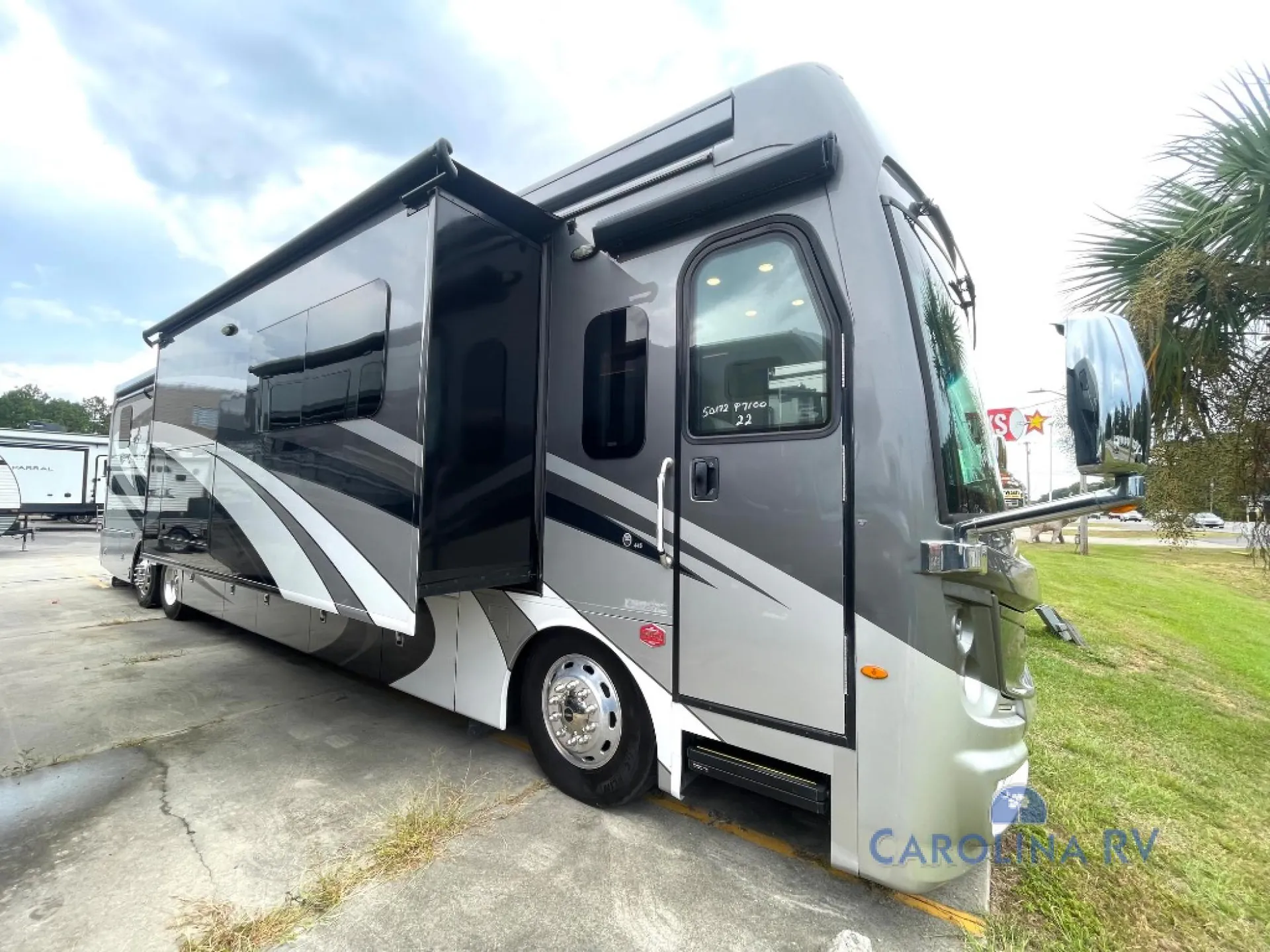 2022 Fleetwood Discovery LXE 44S - Photo 2