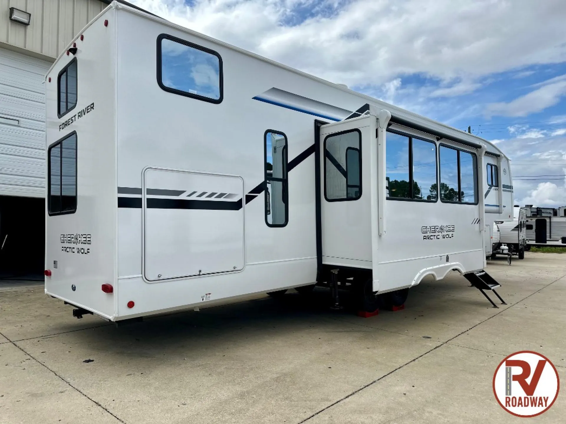 2026 Forest River Cherokee Arctic Wolf 331BH - Photo 3
