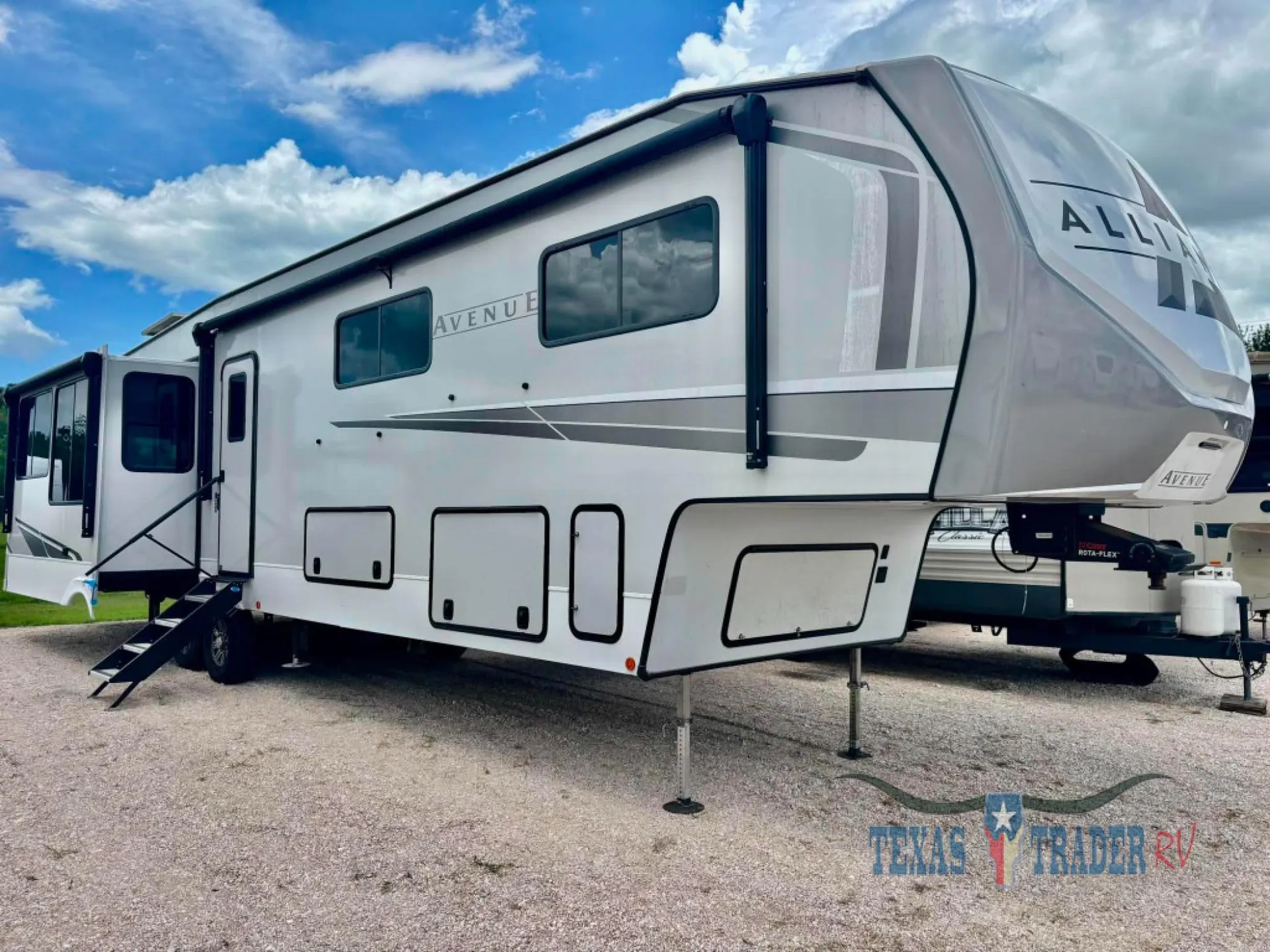 2025 Alliance RV Avenue 39MBR - Photo 2