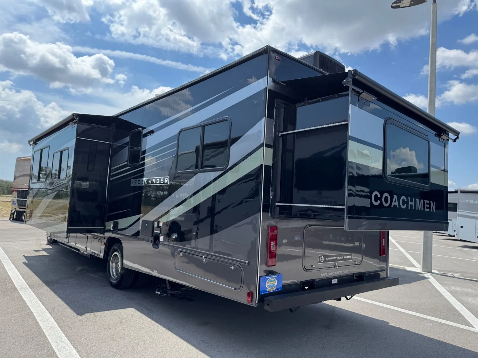 2026 Coachmen Freelander 30RS - Photo 4