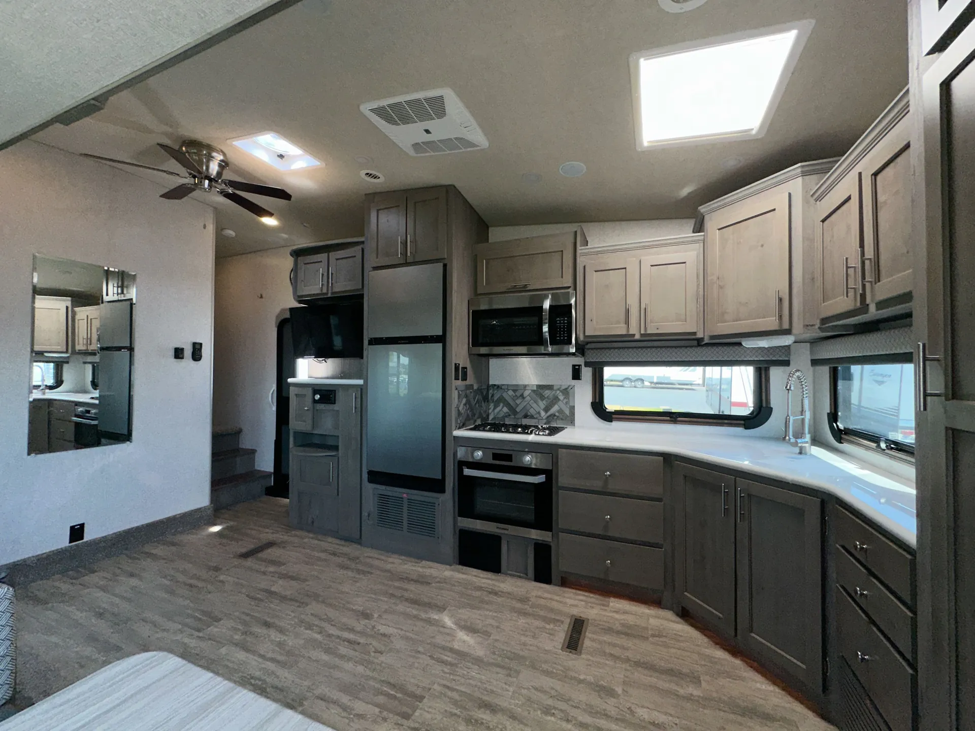 2024 Northwood Arctic Fox Grande Ronde 27-5L — living area main