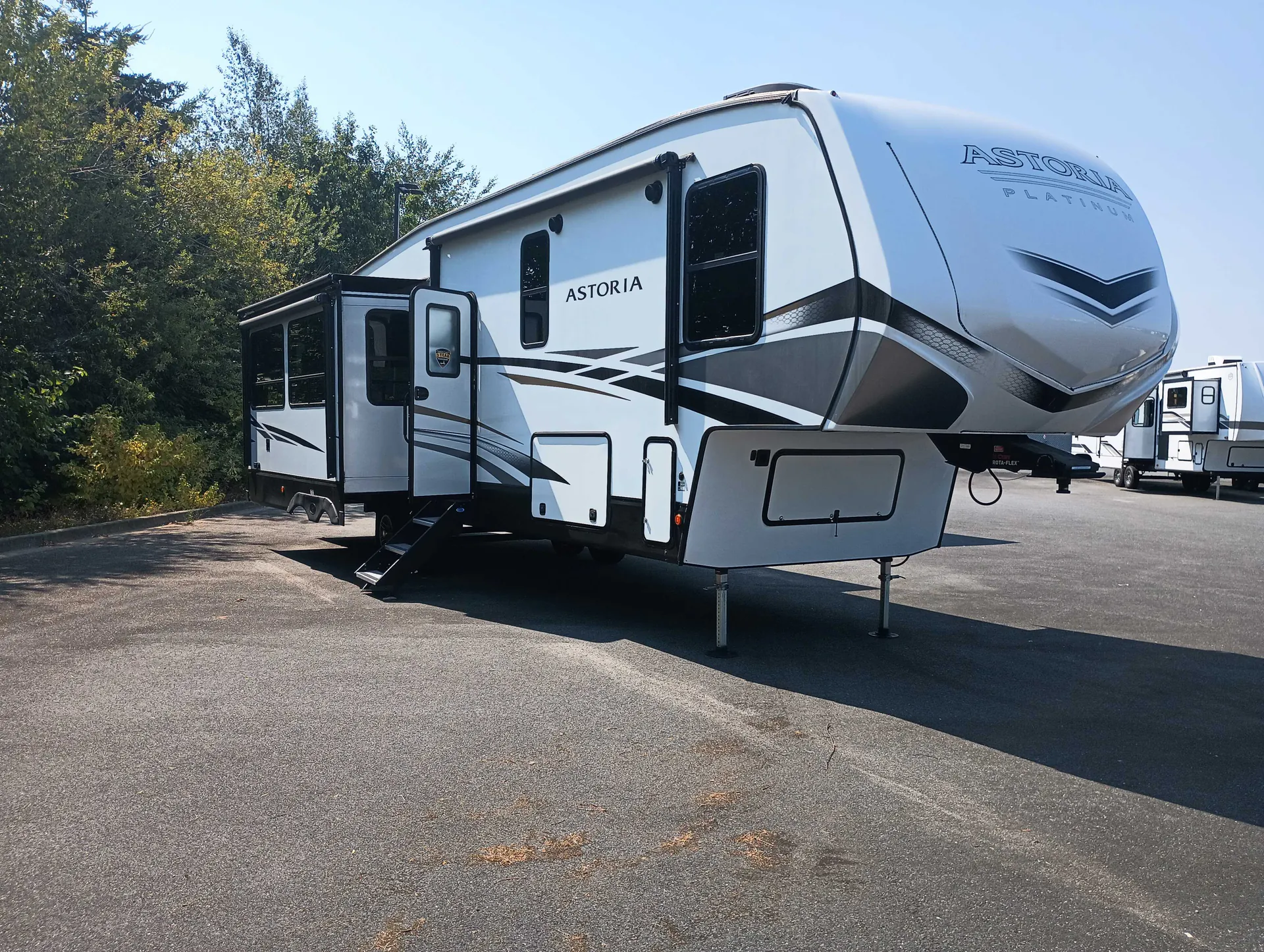 2023 Dutchmen Astoria Platinum 3173RLP dealer photo 1 from RV Country