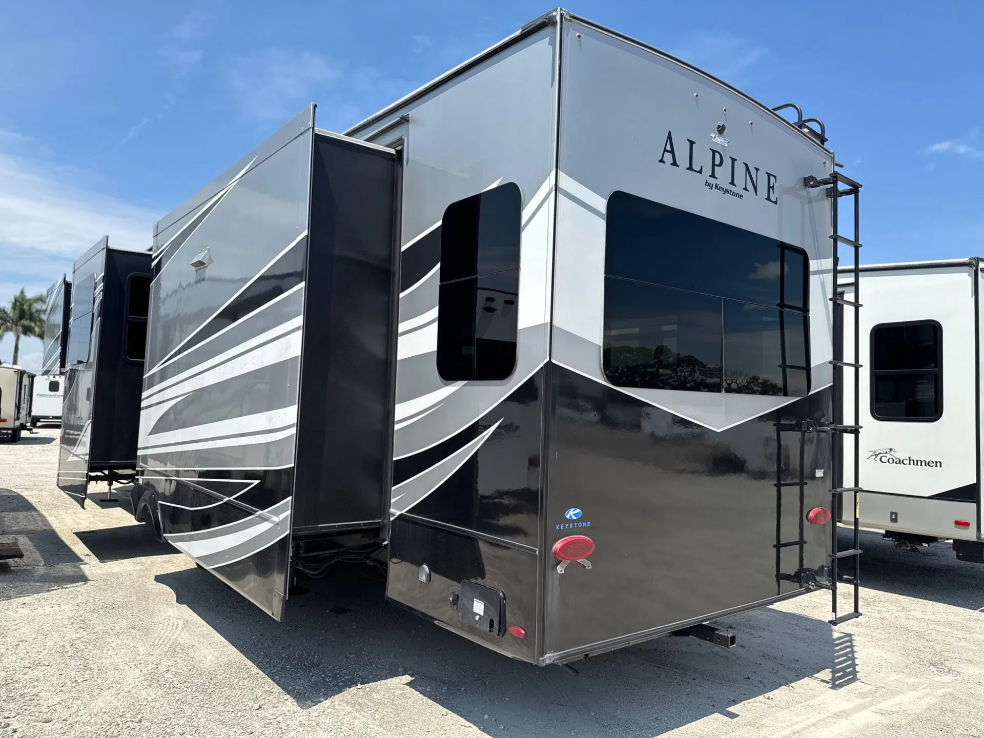 2022 Keystone Alpine 3720MD - Photo 4