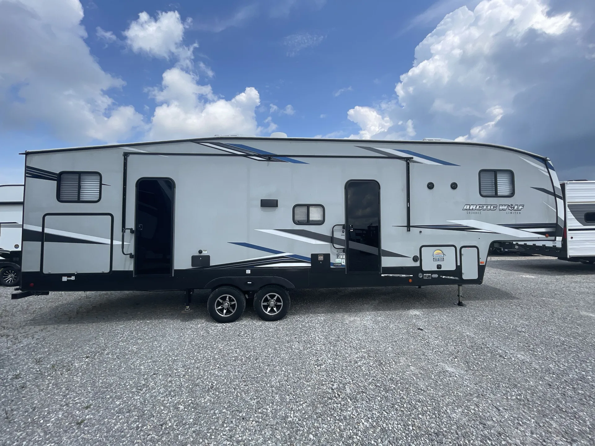 2022 Forest River Cherokee Arctic Wolf 321BH - Photo 2