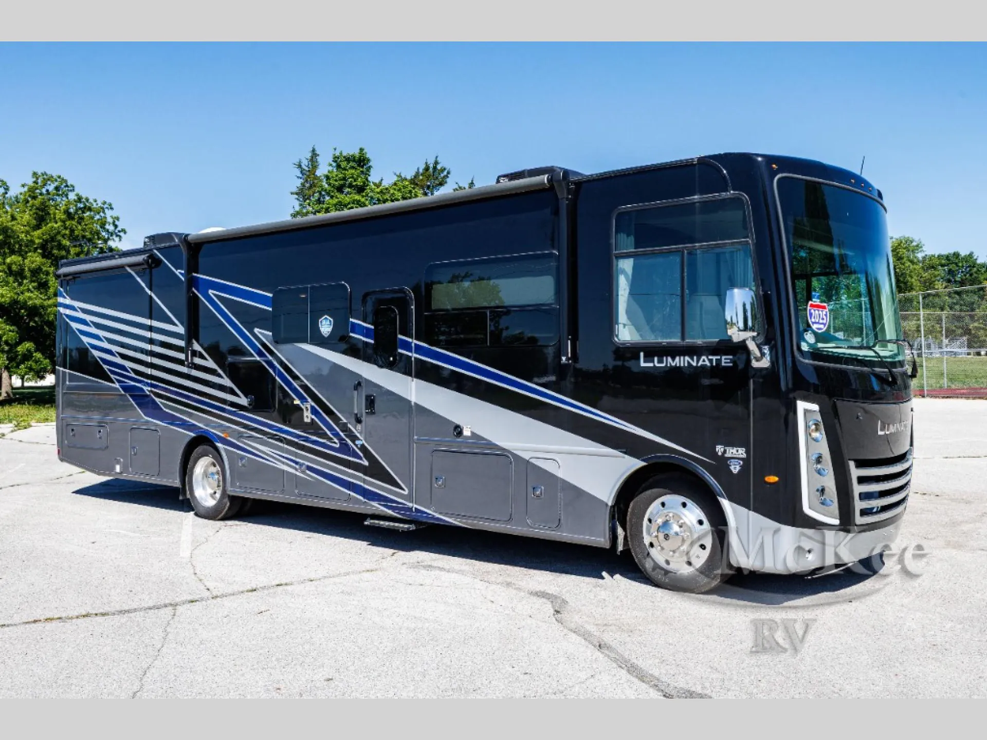 2025 Thor Motor Coach Luminate DD35 - Photo 2