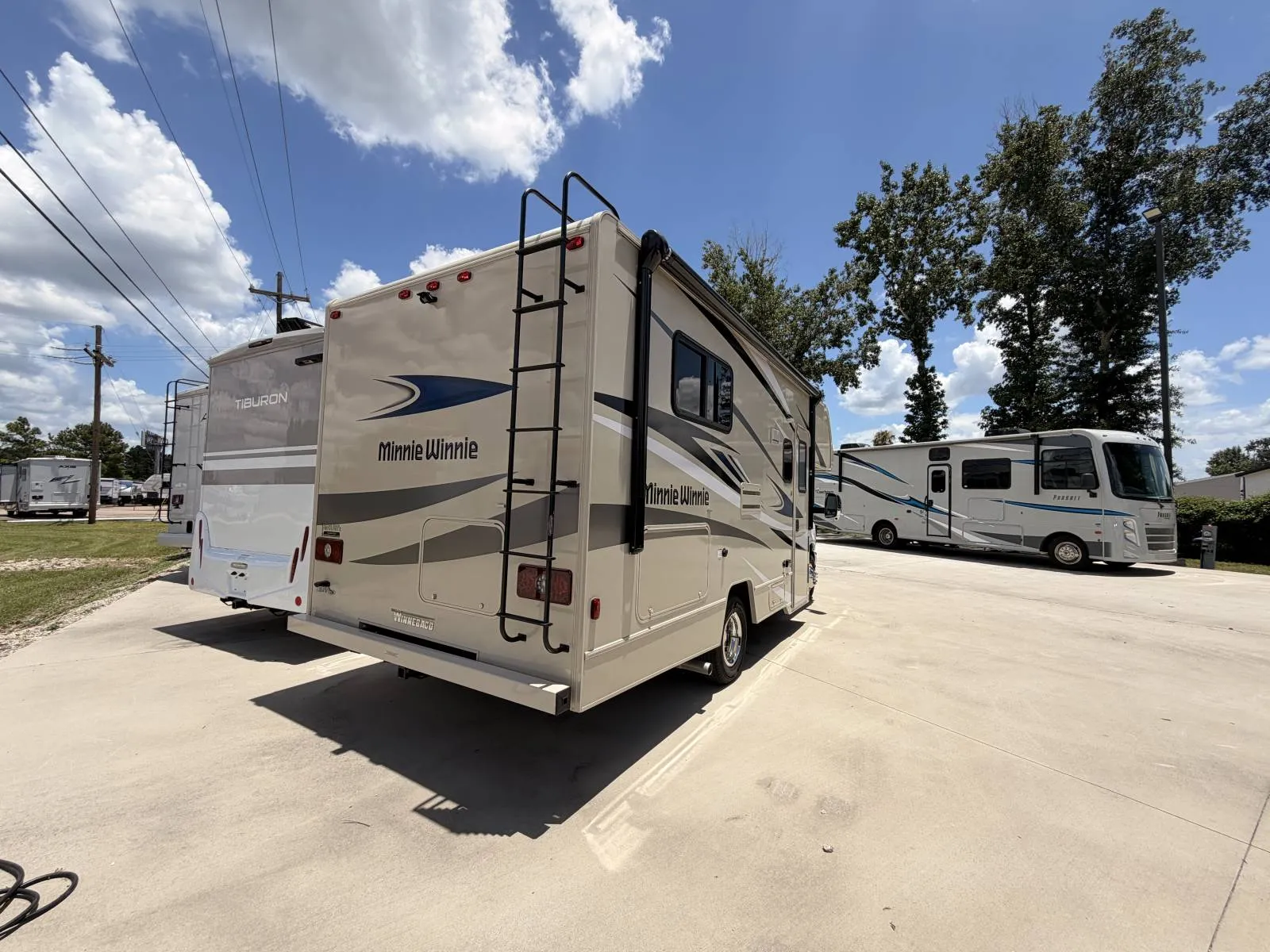 2025 Winnebago Minnie Winnie 22R - Photo 4