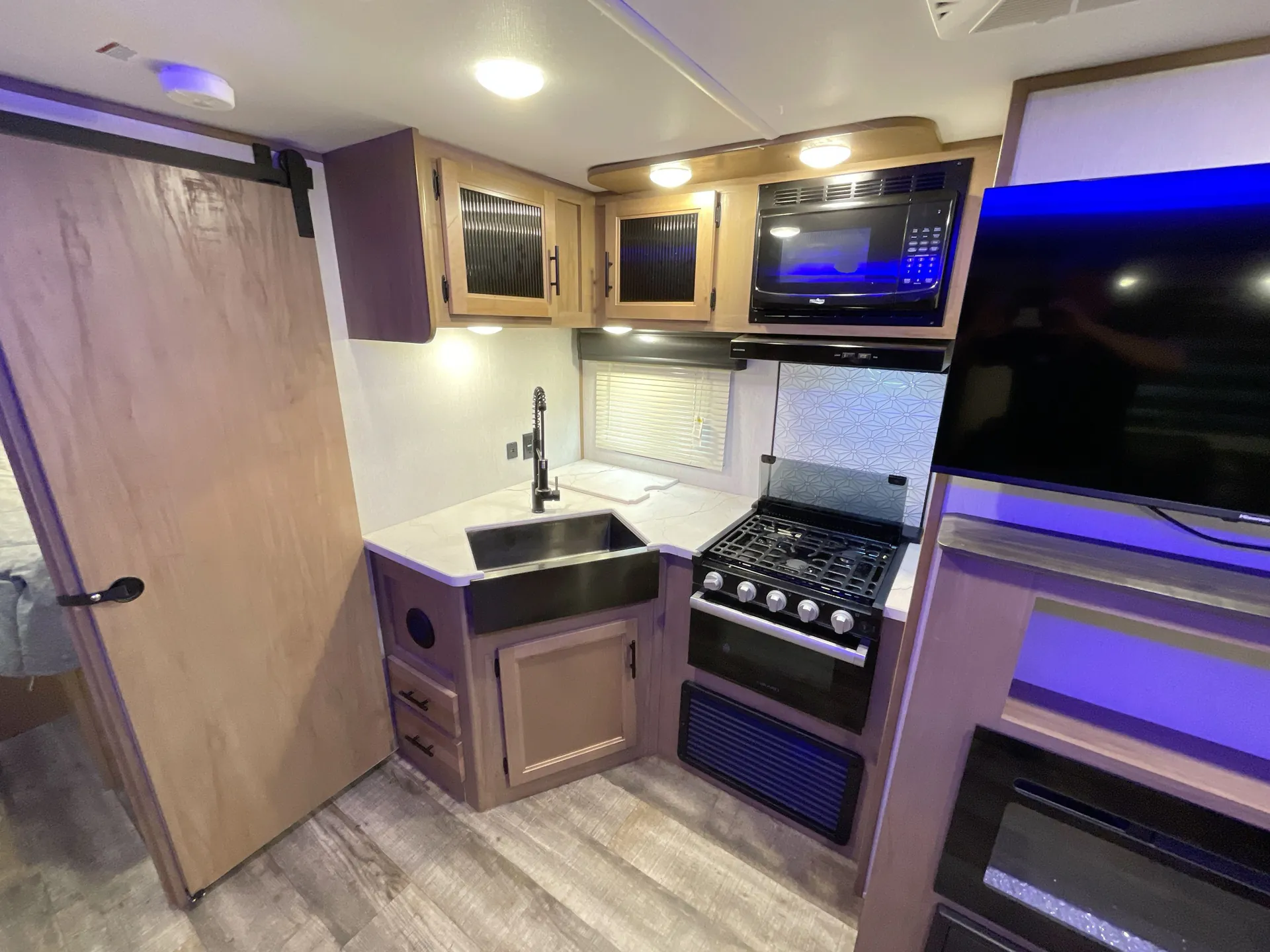2023 Forest River Cherokee Alpha Wolf 22SW-L — stove oven open