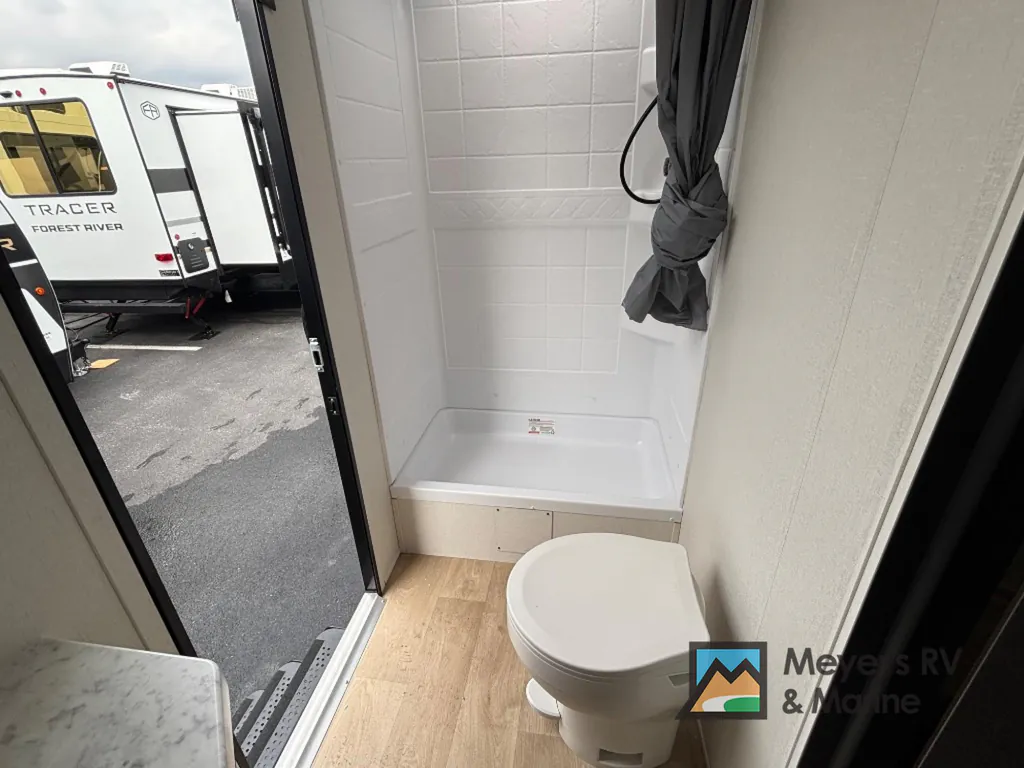 2027 East to West Della Terra 280BH, Photos photo 14
