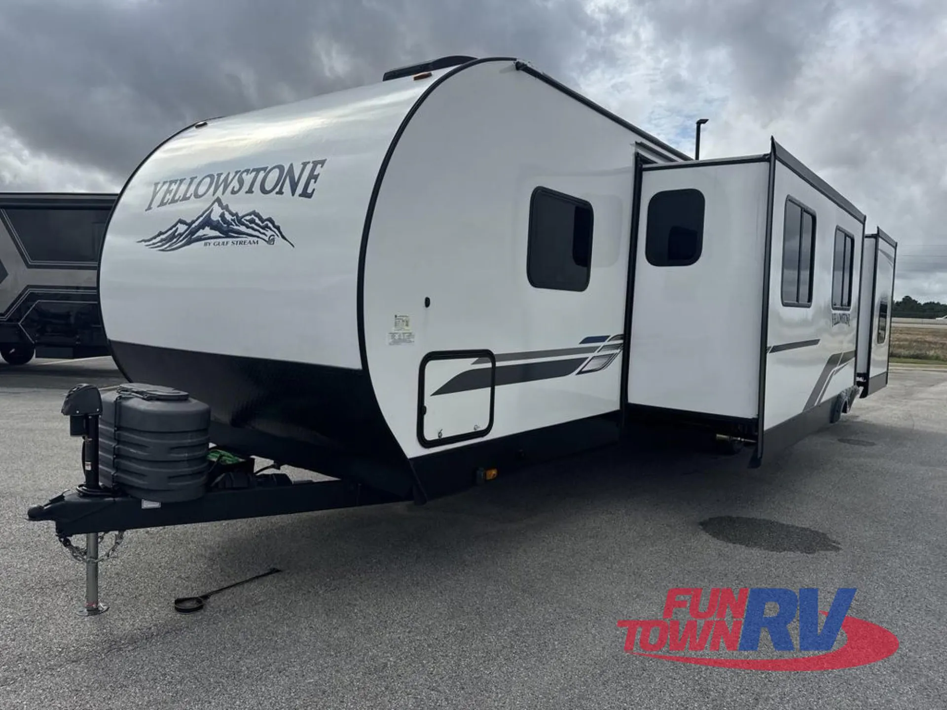 2025 Gulf Stream Yellowstone Ranch Edition 30DBS - Photo 4