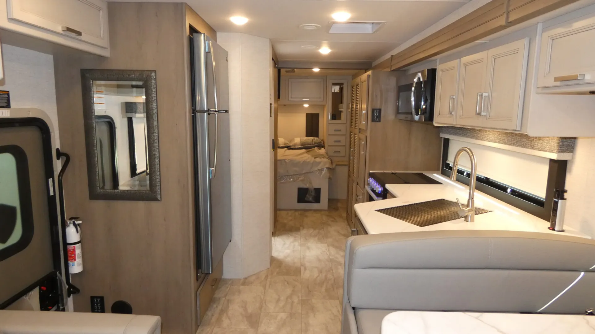 2026 Thor Motor Coach Magnitude Grand L35 - Photo 3