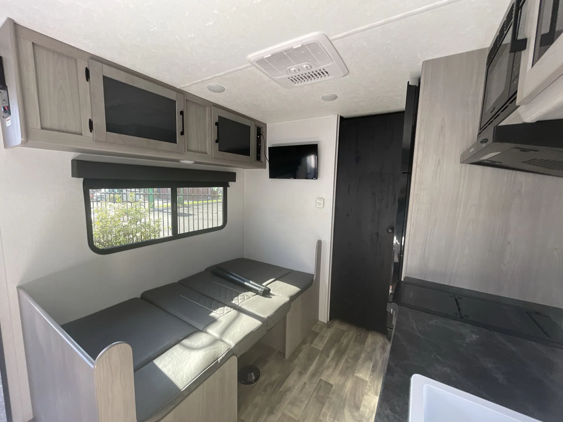 2024 Dutchmen Kodiak SE 17SRB — living area main